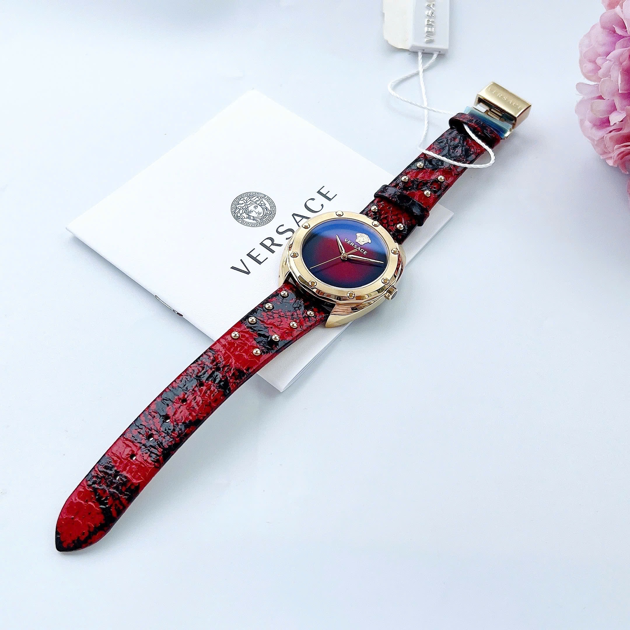 Đồng Hồ Versace Shadov |Nữ Giới |Mặt Tròn |Vàng Gold |Dây Da Đỏ |Máy Pin (Quartz) |Size 38mm |donghogiatot.vn