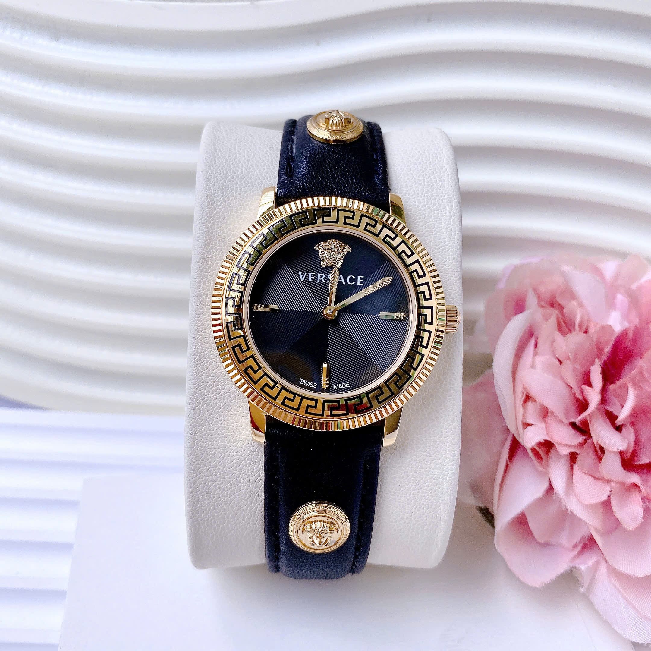 Đồng Hồ Versace Tribute |Nữ Giới |Vàng Gold |Dây Da Đen Đính Logo |Máy Pin (Quartz) |Size 35mm |donghogiatot.vn