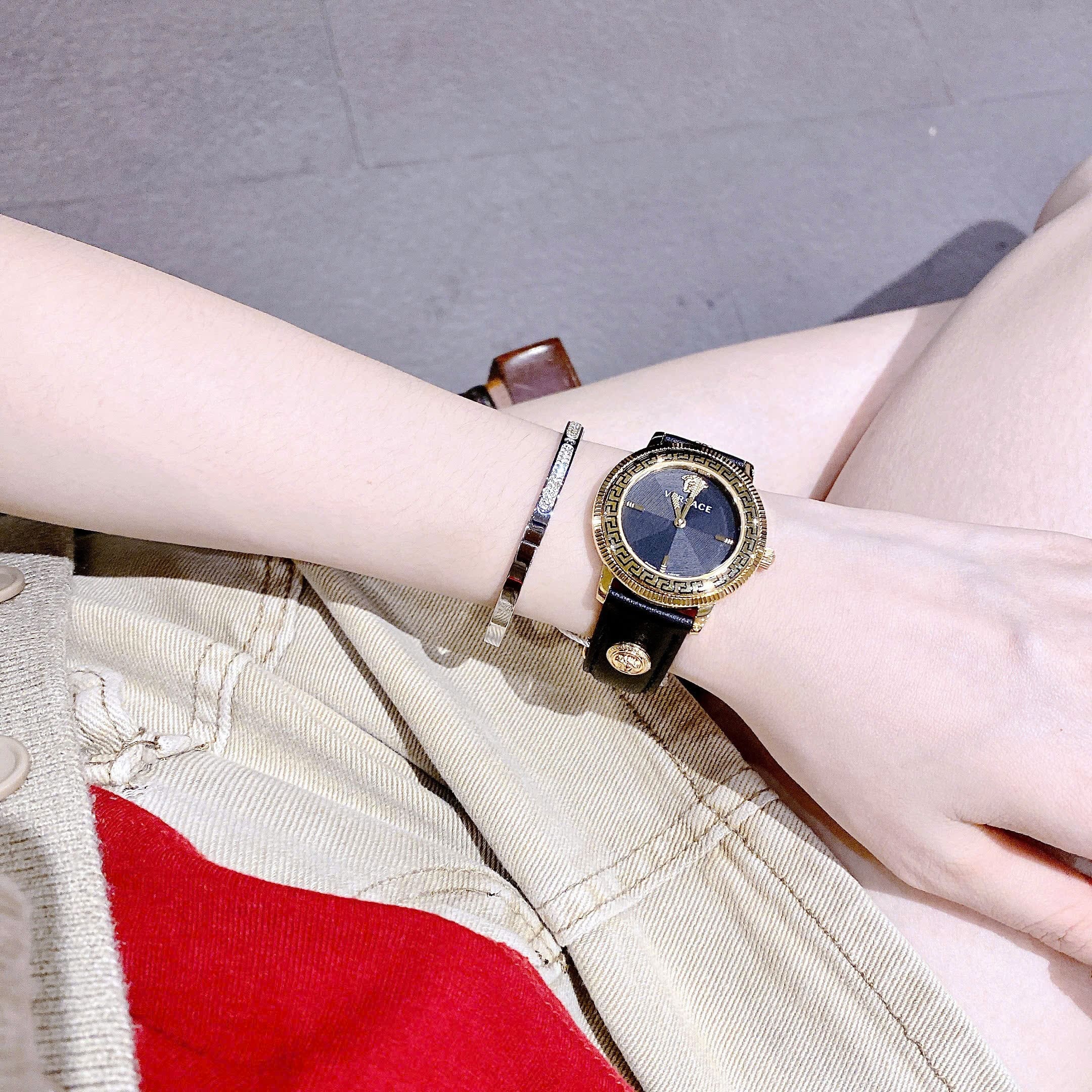 Đồng Hồ Versace Tribute |Nữ Giới |Vàng Gold |Dây Da Đen Đính Logo |Máy Pin (Quartz) |Size 35mm |donghogiatot.vn