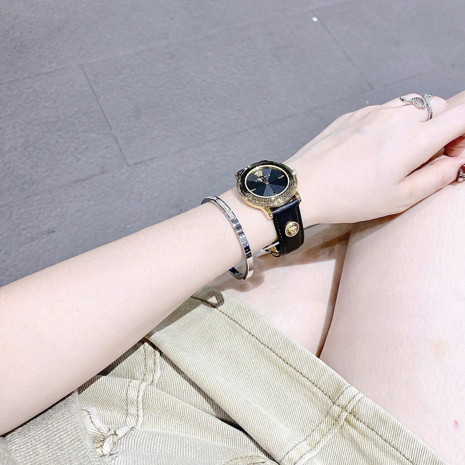 Đồng Hồ Versace Tribute |Nữ Giới |Vàng Gold |Dây Da Đen Đính Logo |Máy Pin (Quartz) |Size 35mm |donghogiatot.vn