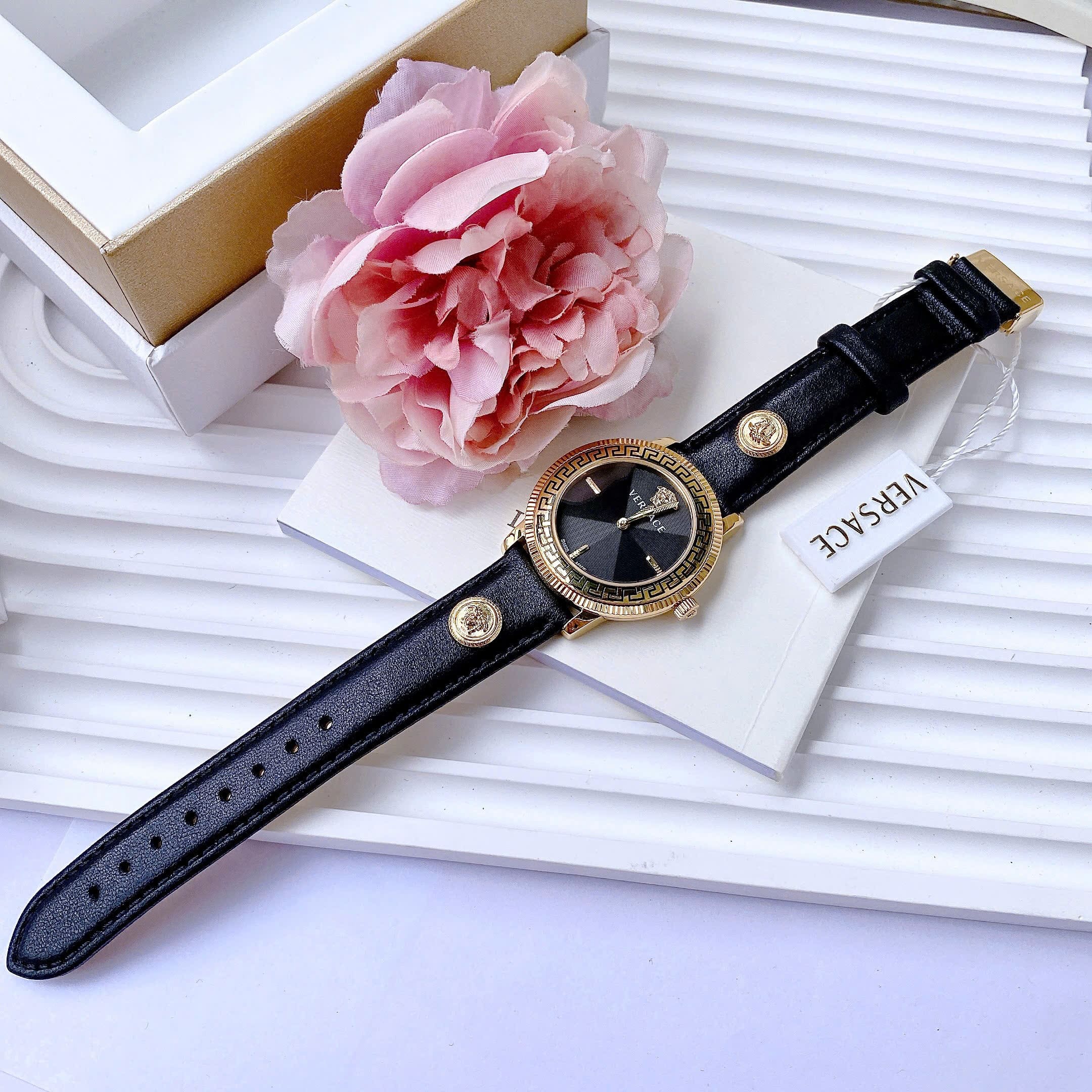 Đồng Hồ Versace Tribute |Nữ Giới |Vàng Gold |Dây Da Đen Đính Logo |Máy Pin (Quartz) |Size 35mm |donghogiatot.vn