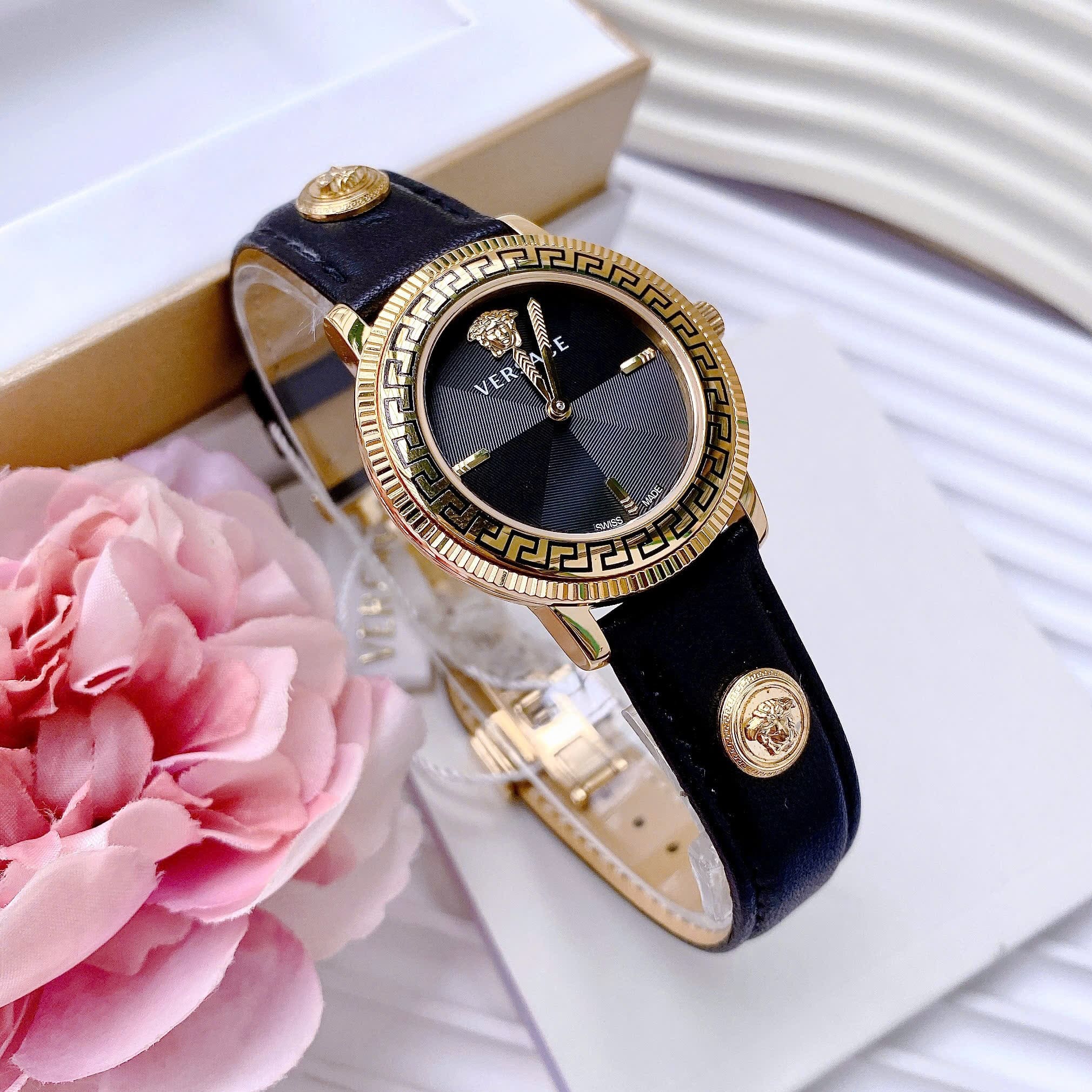 Đồng Hồ Versace Tribute |Nữ Giới |Vàng Gold |Dây Da Đen Đính Logo |Máy Pin (Quartz) |Size 35mm |donghogiatot.vn
