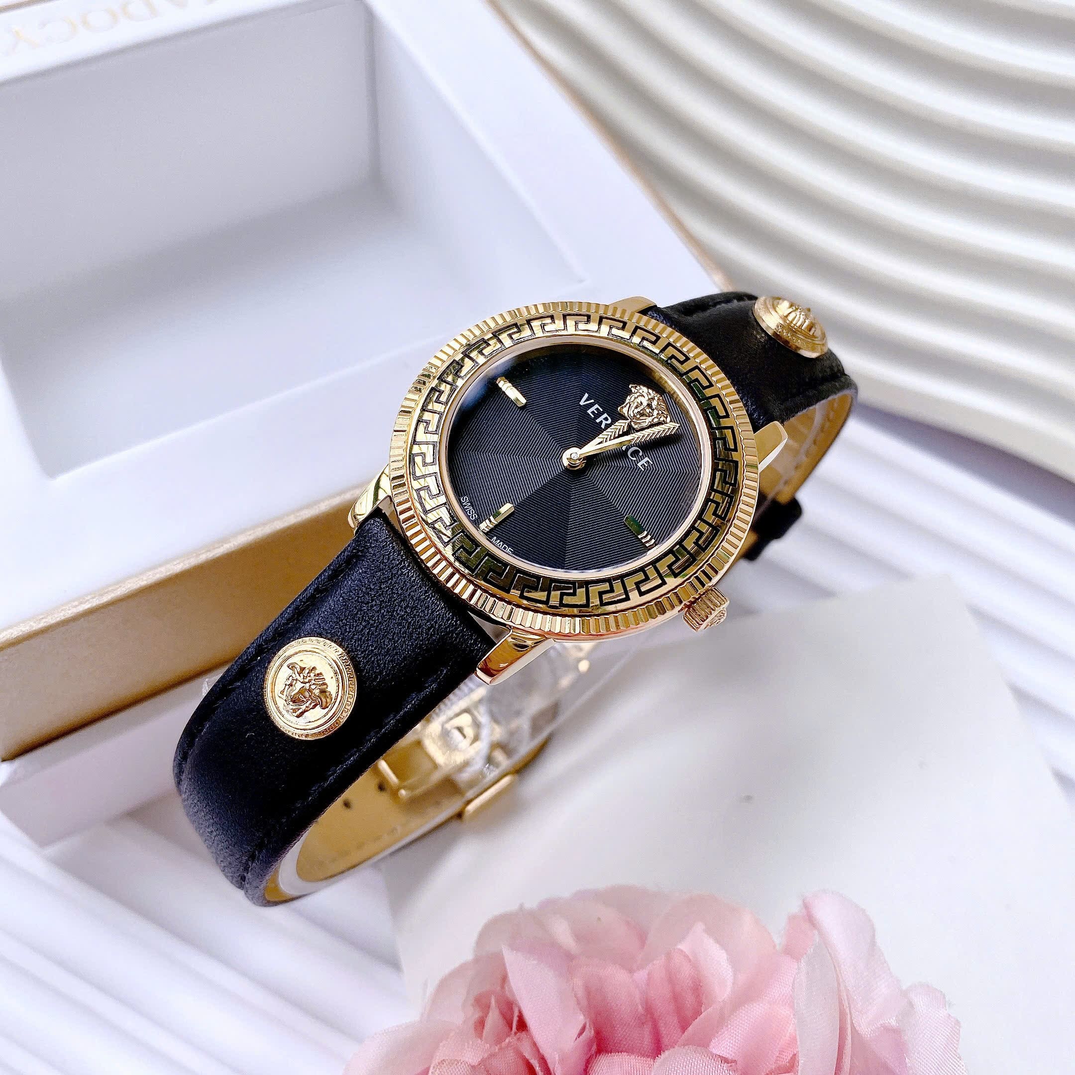 Đồng Hồ Versace Tribute |Nữ Giới |Vàng Gold |Dây Da Đen Đính Logo |Máy Pin (Quartz) |Size 35mm |donghogiatot.vn