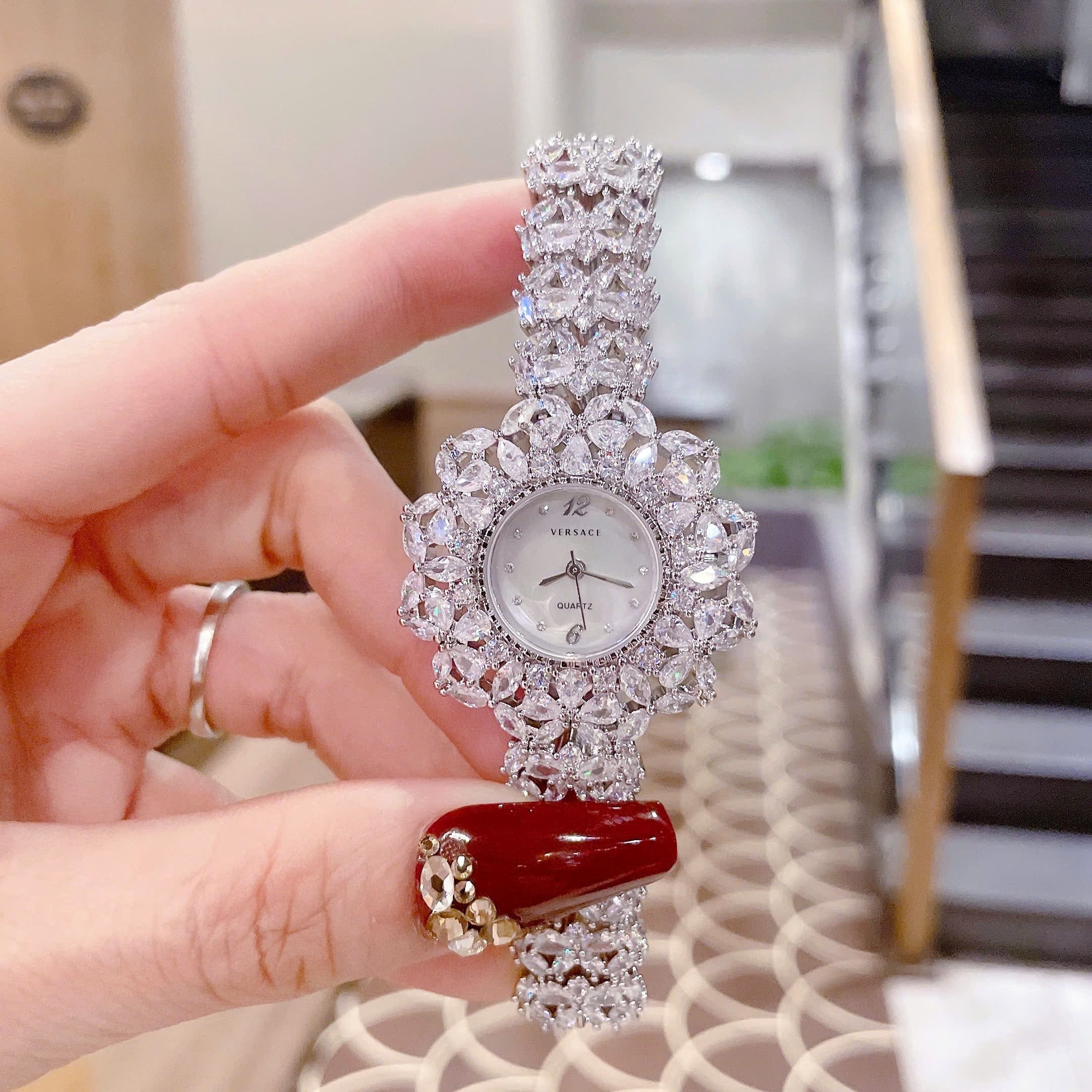 Đồng Hồ Versace Tựa Bông Hoa |Nữ Giới |Trắng Silver |Dây Kim Loại Đính Pha Lê |Máy Pin (Quartz) |Size 33mm |donghogiatot.vn