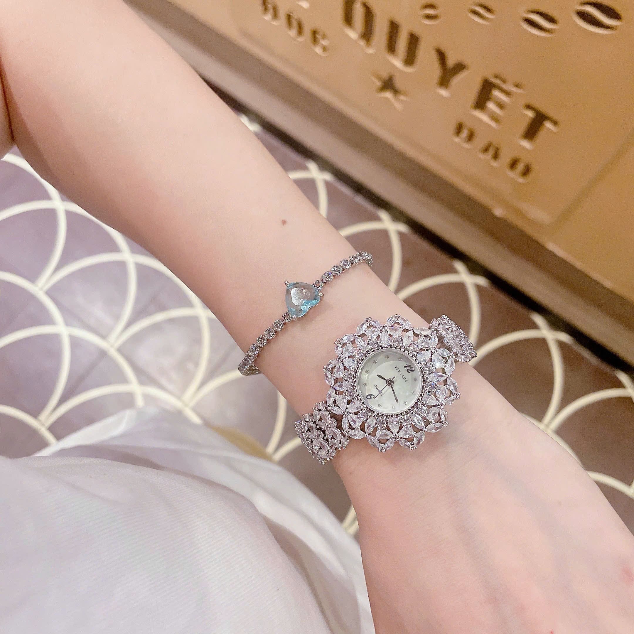 Đồng Hồ Versace Tựa Bông Hoa |Nữ Giới |Trắng Silver |Dây Kim Loại Đính Pha Lê |Máy Pin (Quartz) |Size 33mm |donghogiatot.vn