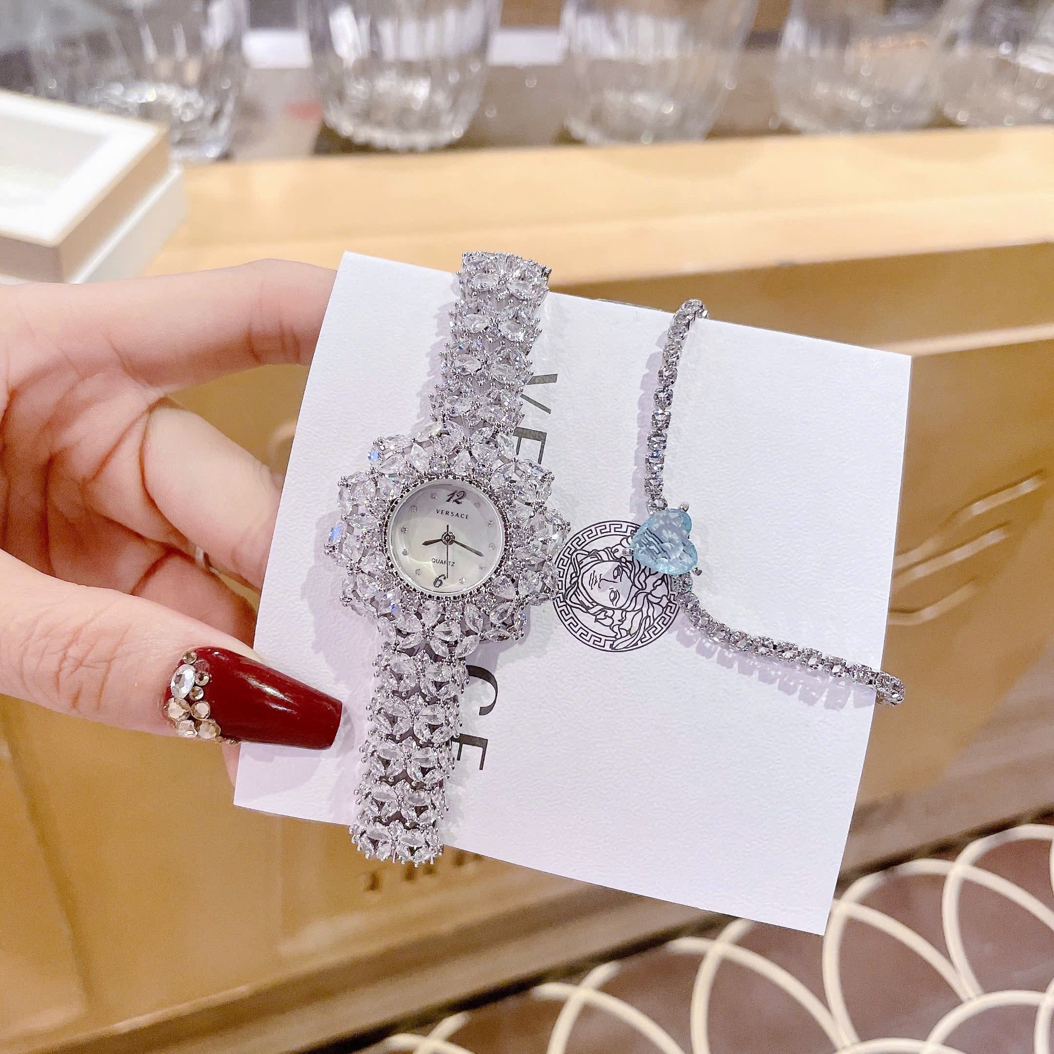 Đồng Hồ Versace Tựa Bông Hoa |Nữ Giới |Trắng Silver |Dây Kim Loại Đính Pha Lê |Máy Pin (Quartz) |Size 33mm |donghogiatot.vn