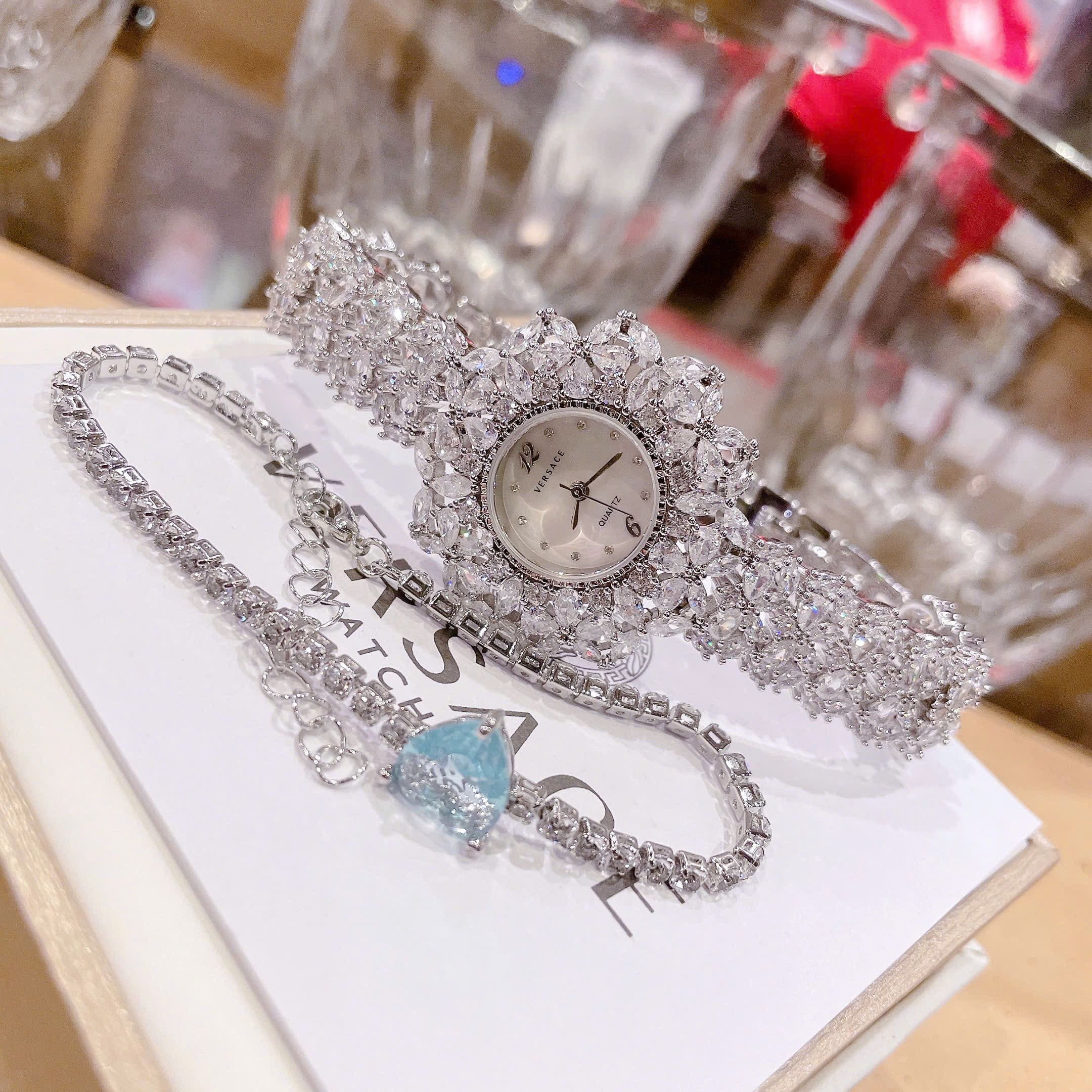 Đồng Hồ Versace Tựa Bông Hoa |Nữ Giới |Trắng Silver |Dây Kim Loại Đính Pha Lê |Máy Pin (Quartz) |Size 33mm |donghogiatot.vn