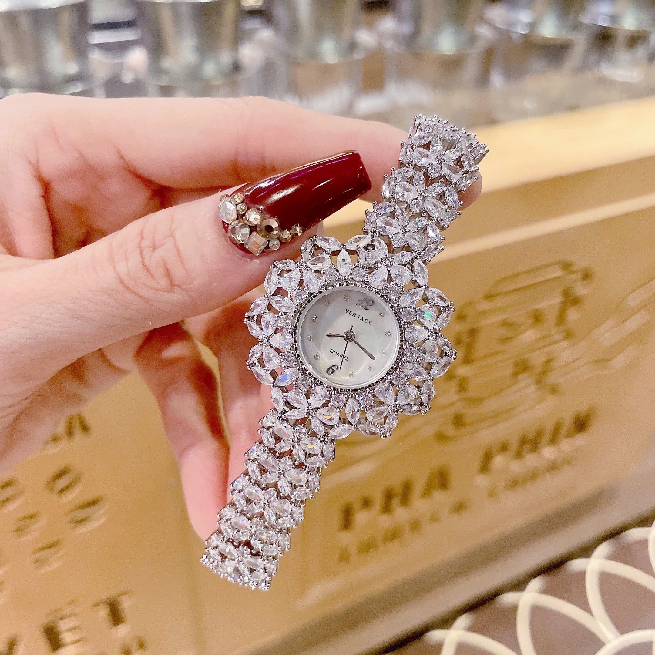 Đồng Hồ Versace Tựa Bông Hoa |Nữ Giới |Trắng Silver |Dây Kim Loại Đính Pha Lê |Máy Pin (Quartz) |Size 33mm |donghogiatot.vn