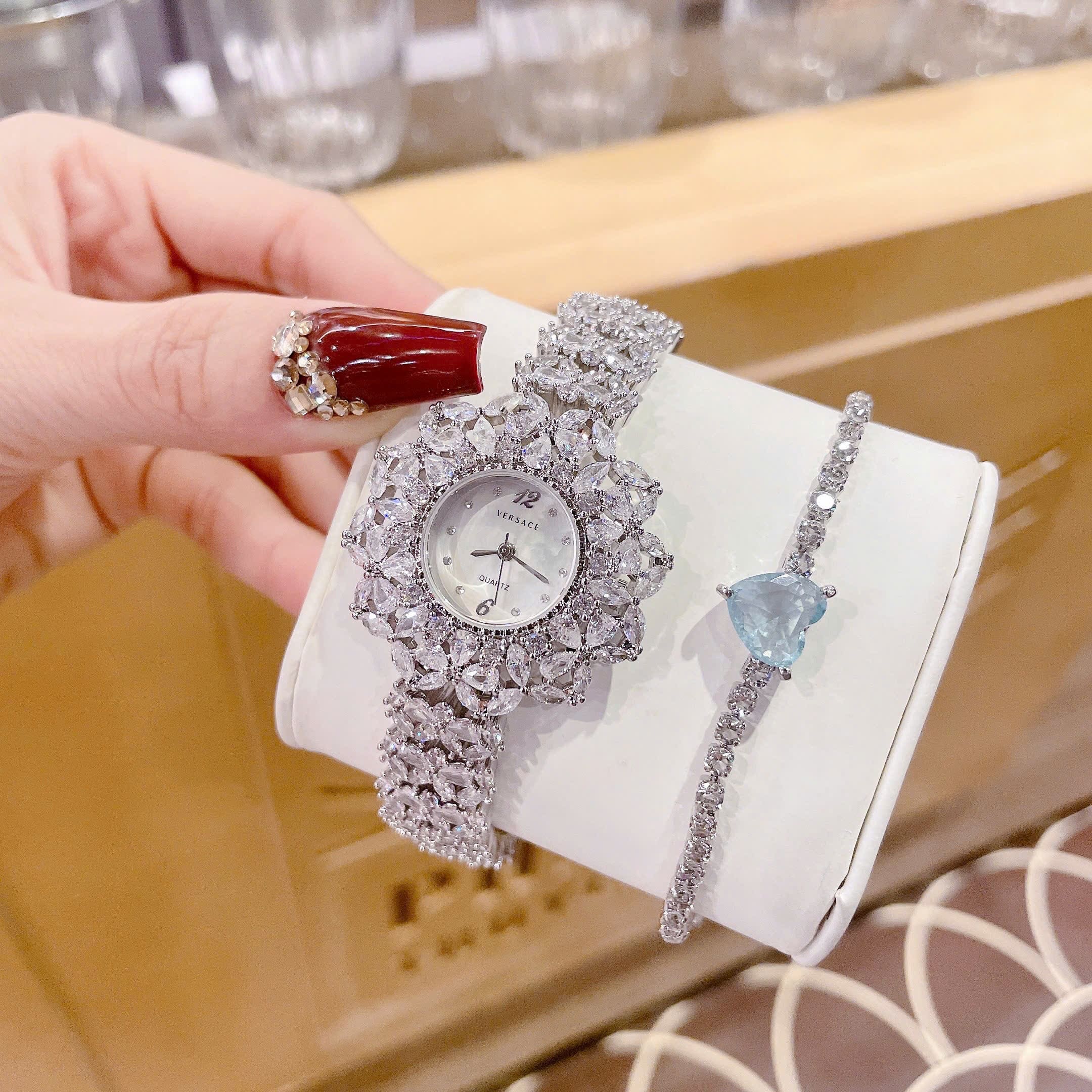 Đồng Hồ Versace Tựa Bông Hoa |Nữ Giới |Trắng Silver |Dây Kim Loại Đính Pha Lê |Máy Pin (Quartz) |Size 33mm |donghogiatot.vn