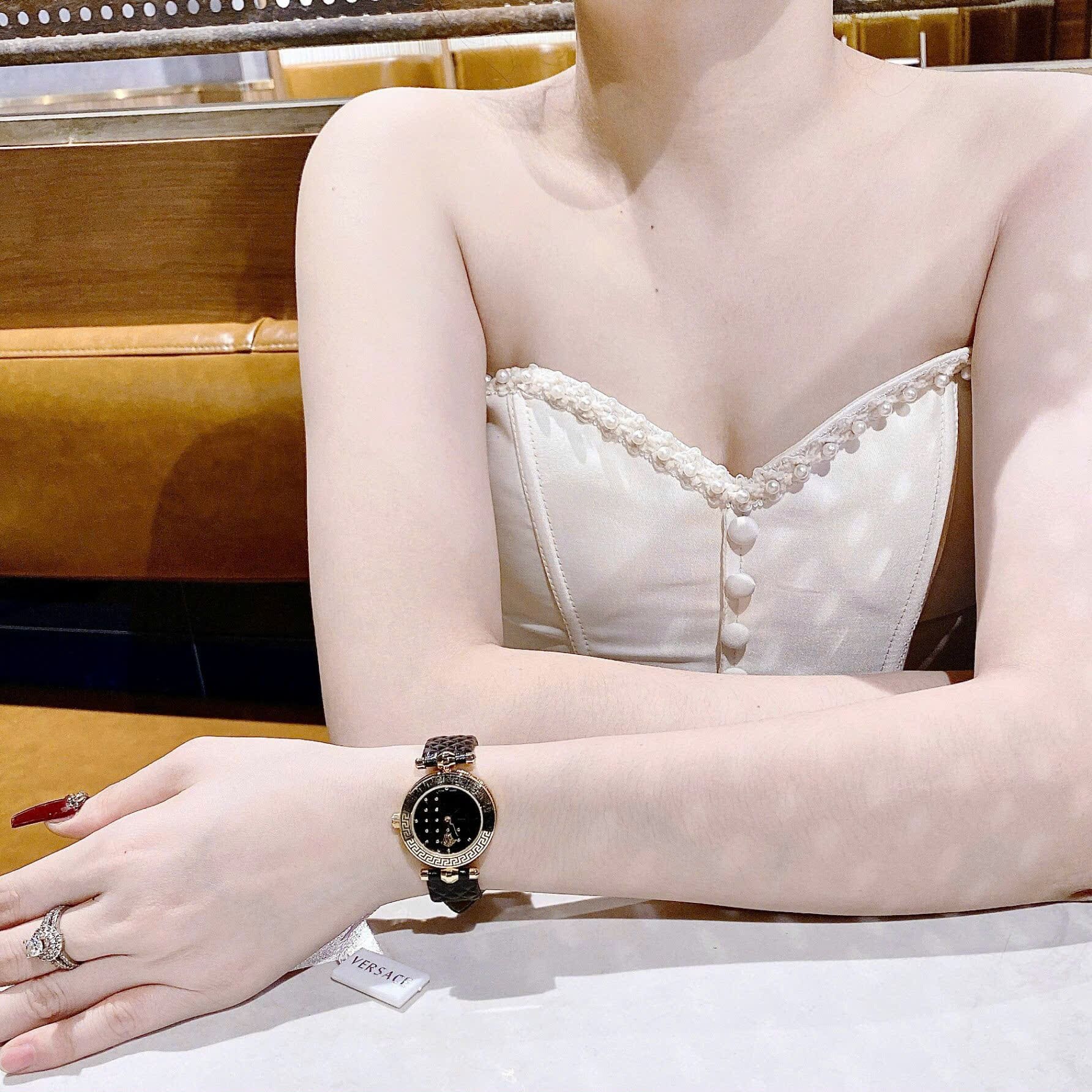 Đồng Hồ Versace Vanitas |Nữ Giới |Vàng Gold |Dây Da Màu Đen |Máy Pin (Quartz) |Size 30mm |donghogiatot.vn