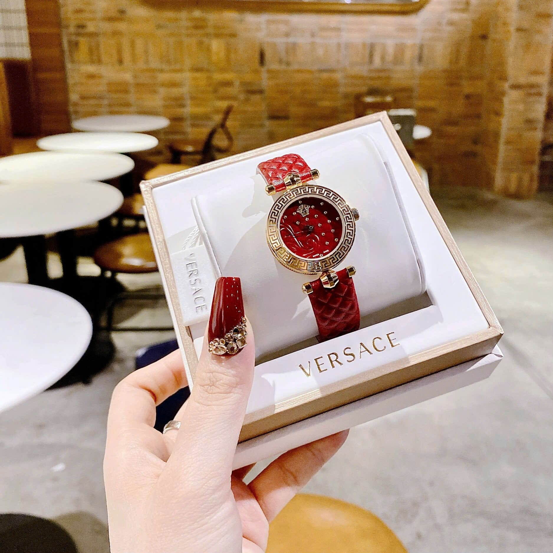 Đồng Hồ Versace Vanitas |Nữ Giới |Vàng Gold |Dây Da Màu Đỏ |Máy Pin (Quartz) |Size 30mm |donghogiatot.vn