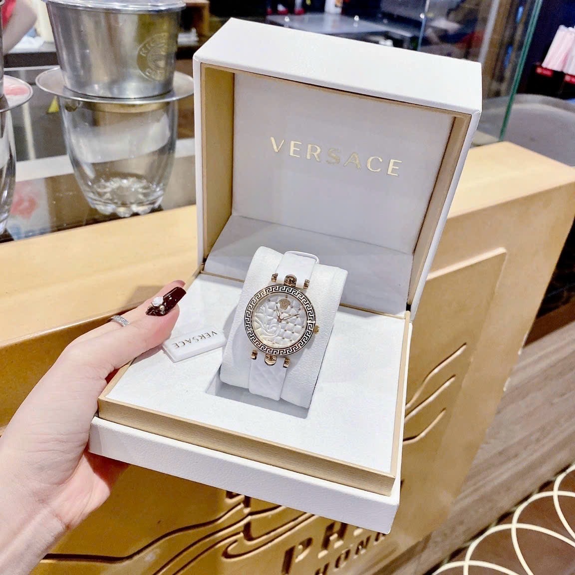Đồng Hồ Versace Vanitas |Nữ Giới |Vàng Gold |Dây Da Màu Trắng |Máy Pin (Quartz) |Size 30mm |donghogiatot.vn