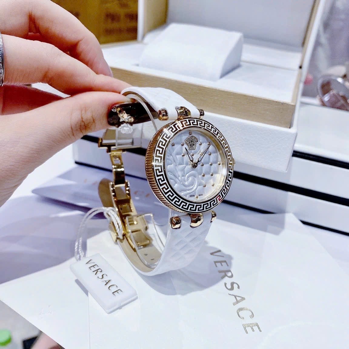 Đồng Hồ Versace Vanitas |Nữ Giới |Vàng Gold |Dây Da Màu Trắng |Máy Pin (Quartz) |Size 30mm |donghogiatot.vn