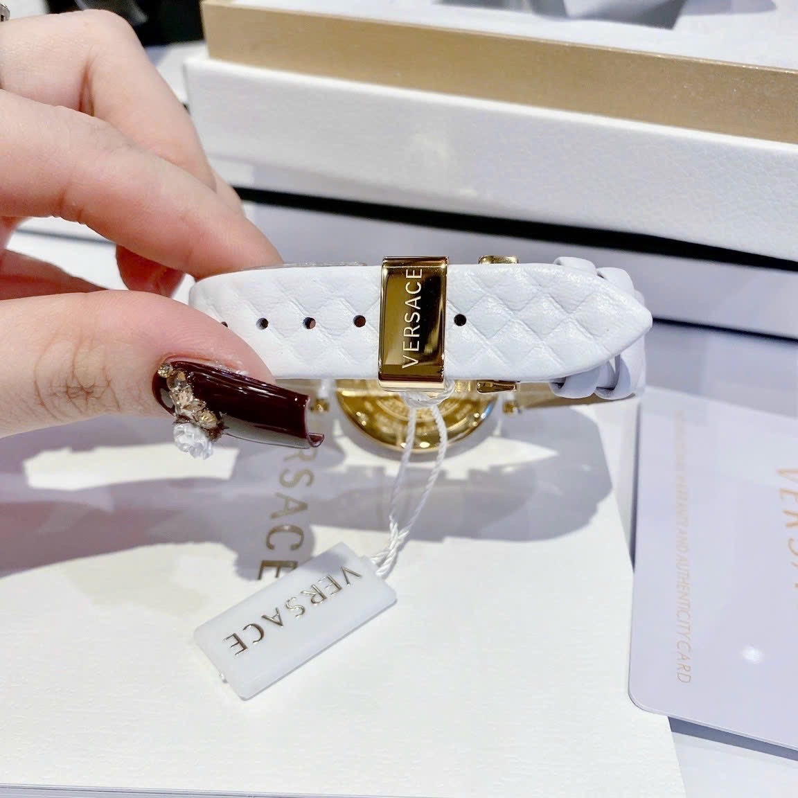 Đồng Hồ Versace Vanitas |Nữ Giới |Vàng Gold |Dây Da Màu Trắng |Máy Pin (Quartz) |Size 30mm |donghogiatot.vn