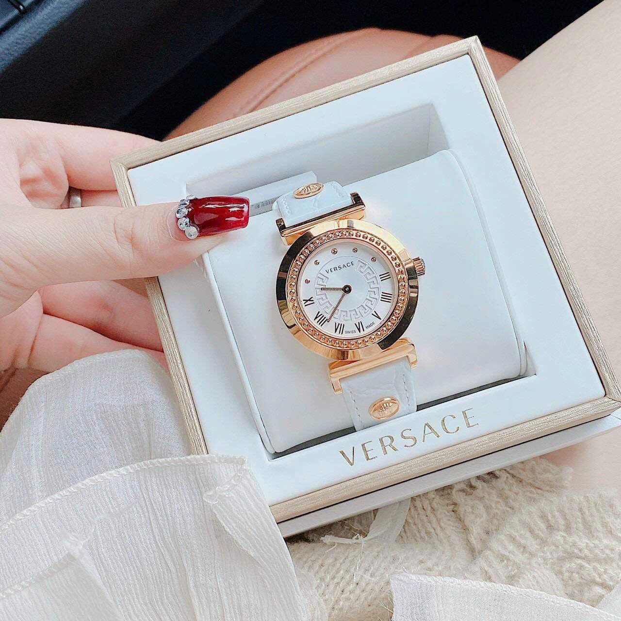 Đồng Hồ Versace Vanity |Nữ Giới |Vàng Gold |Dây Da Màu Trắng |Máy Pin (Quartz) |Size 35mm |donghogiatot.vn