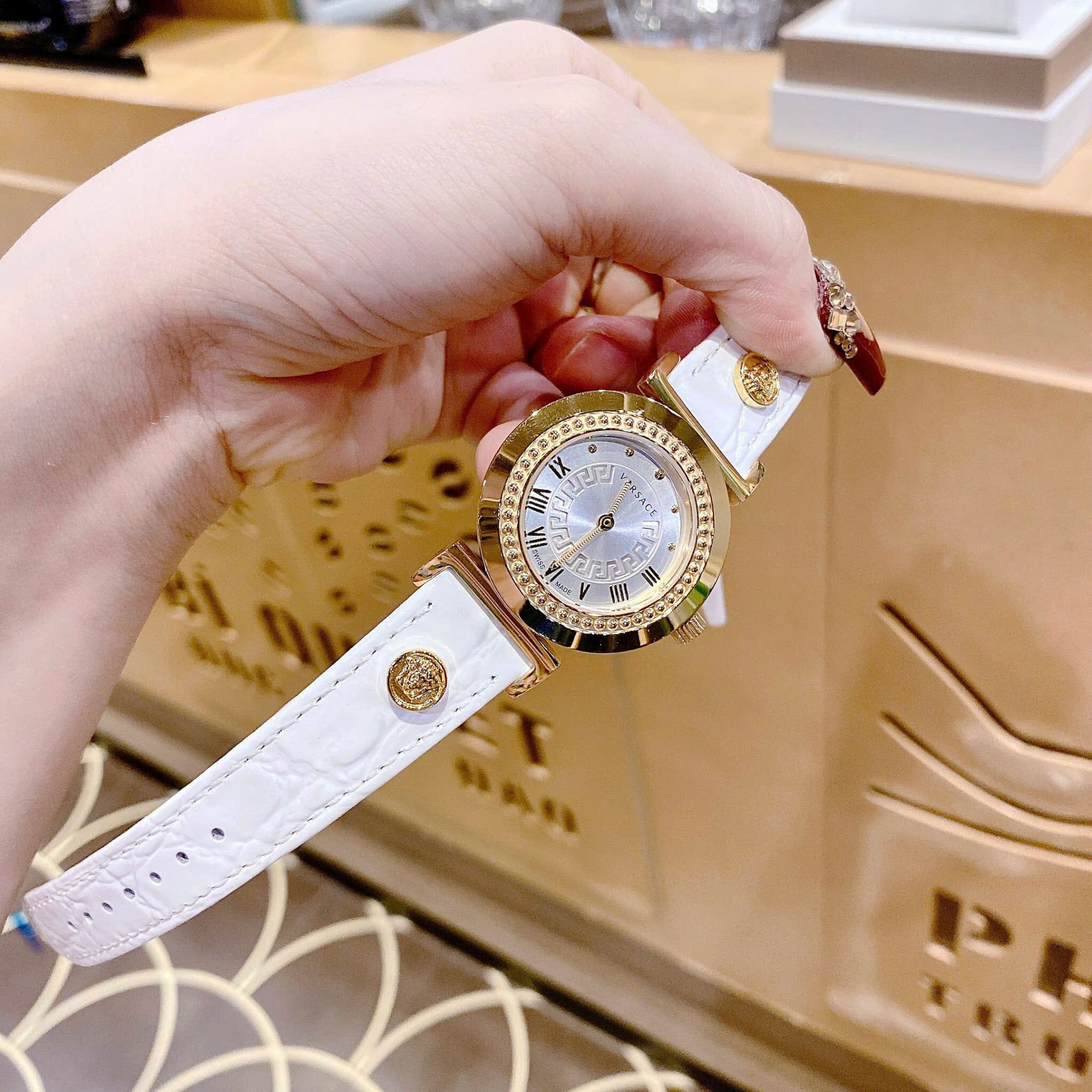 Đồng Hồ Versace Vanity |Nữ Giới |Vàng Gold |Dây Da Màu Trắng |Máy Pin (Quartz) |Size 35mm |donghogiatot.vn