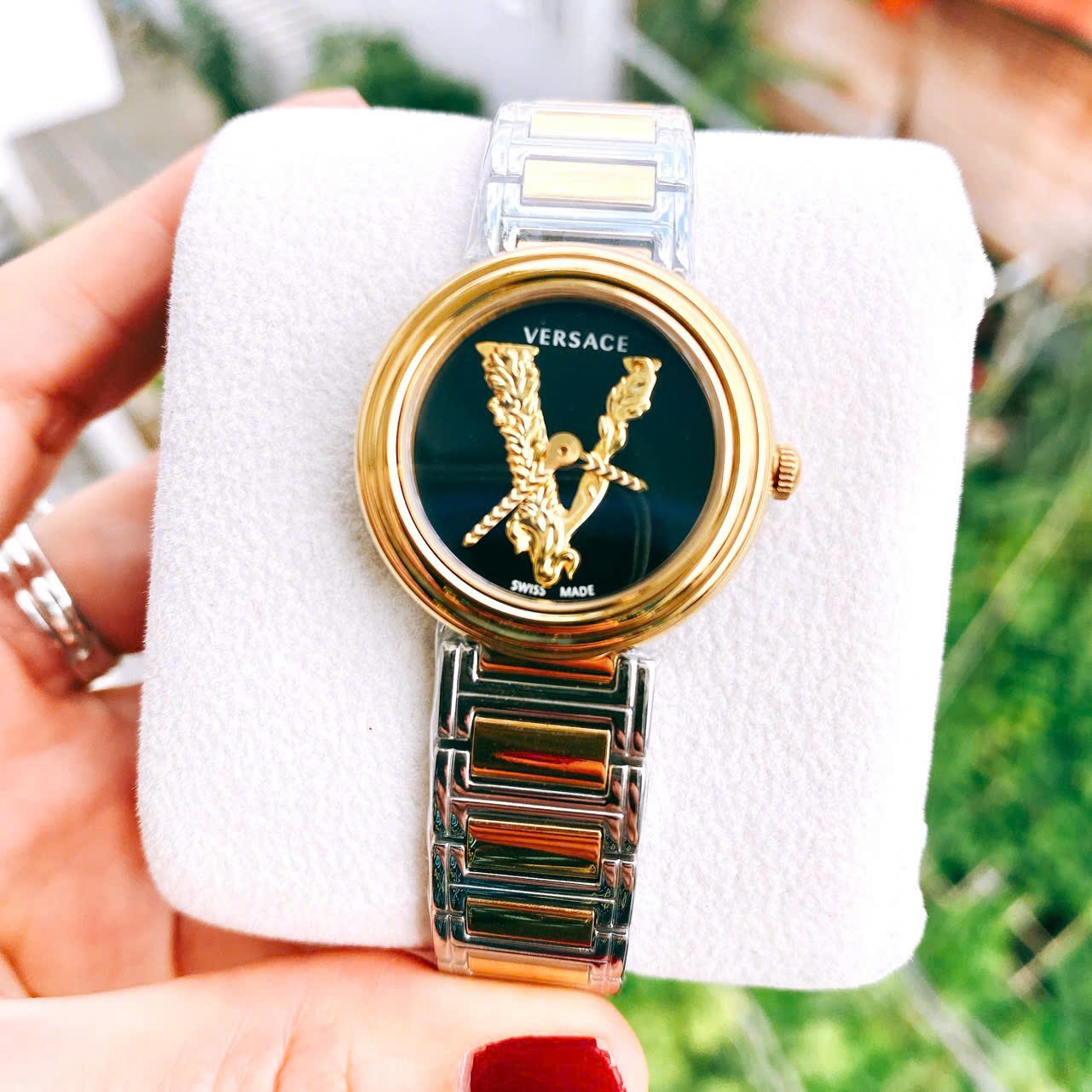 Đồng Hồ Versace Virtus Mini |Nữ Giới |Mặt Đen |Dây Kim Loại Demi Vàng |Máy Pin (Quartz) |Size 28mm |donghogiatot.vn