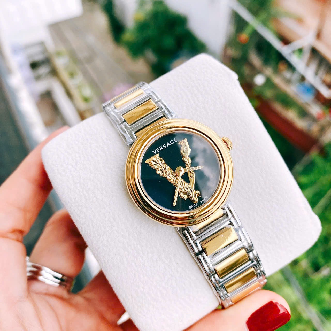 Đồng Hồ Versace Virtus Mini |Nữ Giới |Mặt Đen |Dây Kim Loại Demi Vàng |Máy Pin (Quartz) |Size 28mm |donghogiatot.vn