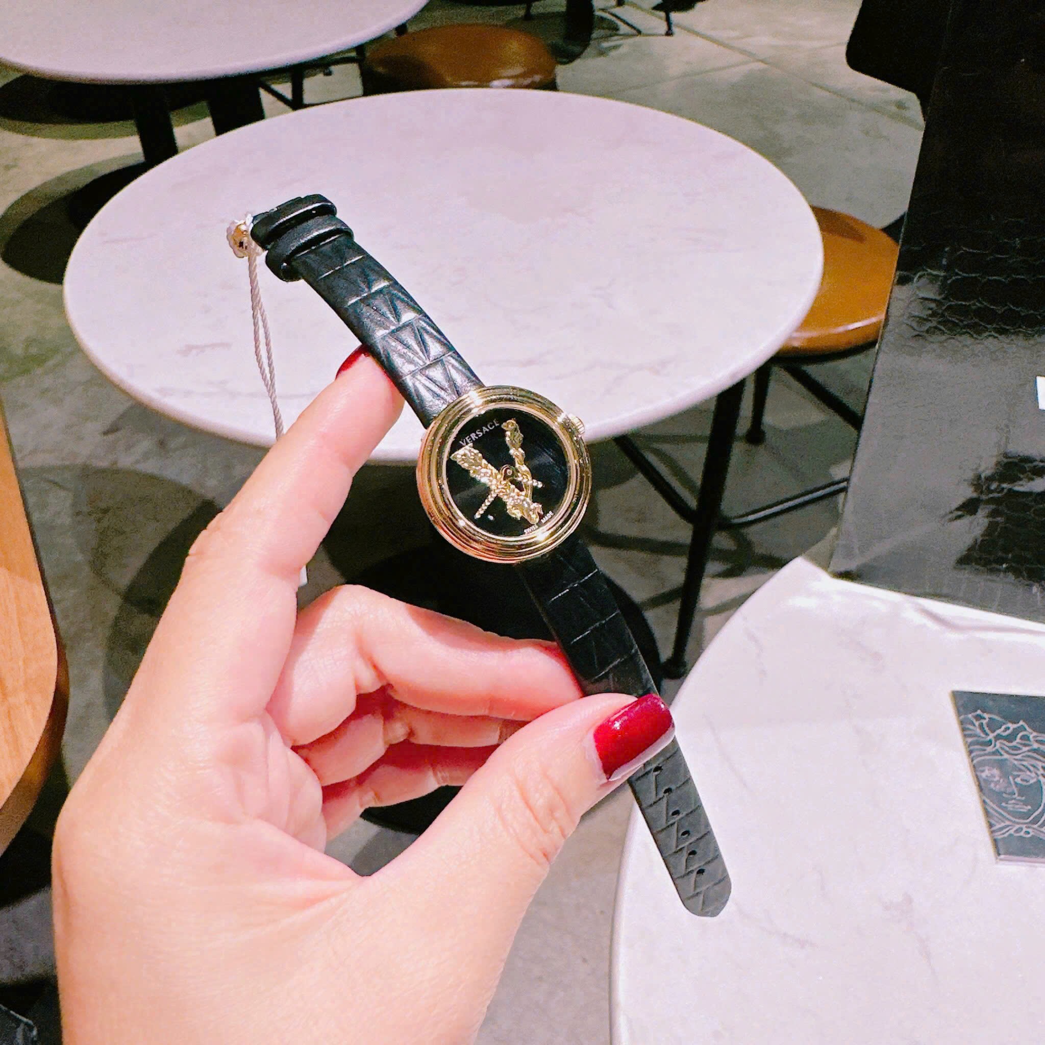 Đồng Hồ Versace Virtus Mini |Nữ Giới |Vàng Gold |Dây Da Màu Đen |Máy Pin (Quartz) |Size 28mm |donghogiatot.vn