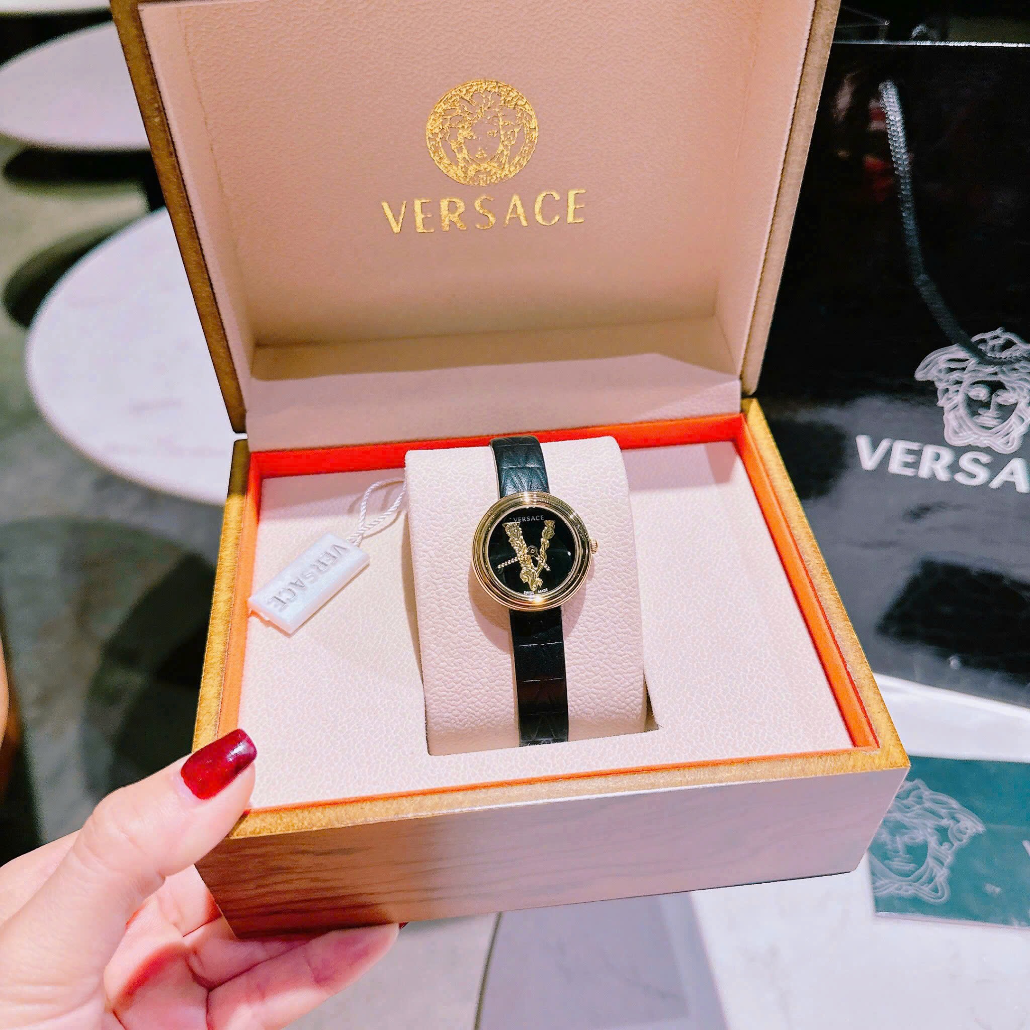 Đồng Hồ Versace Virtus Mini |Nữ Giới |Vàng Gold |Dây Da Màu Đen |Máy Pin (Quartz) |Size 28mm |donghogiatot.vn