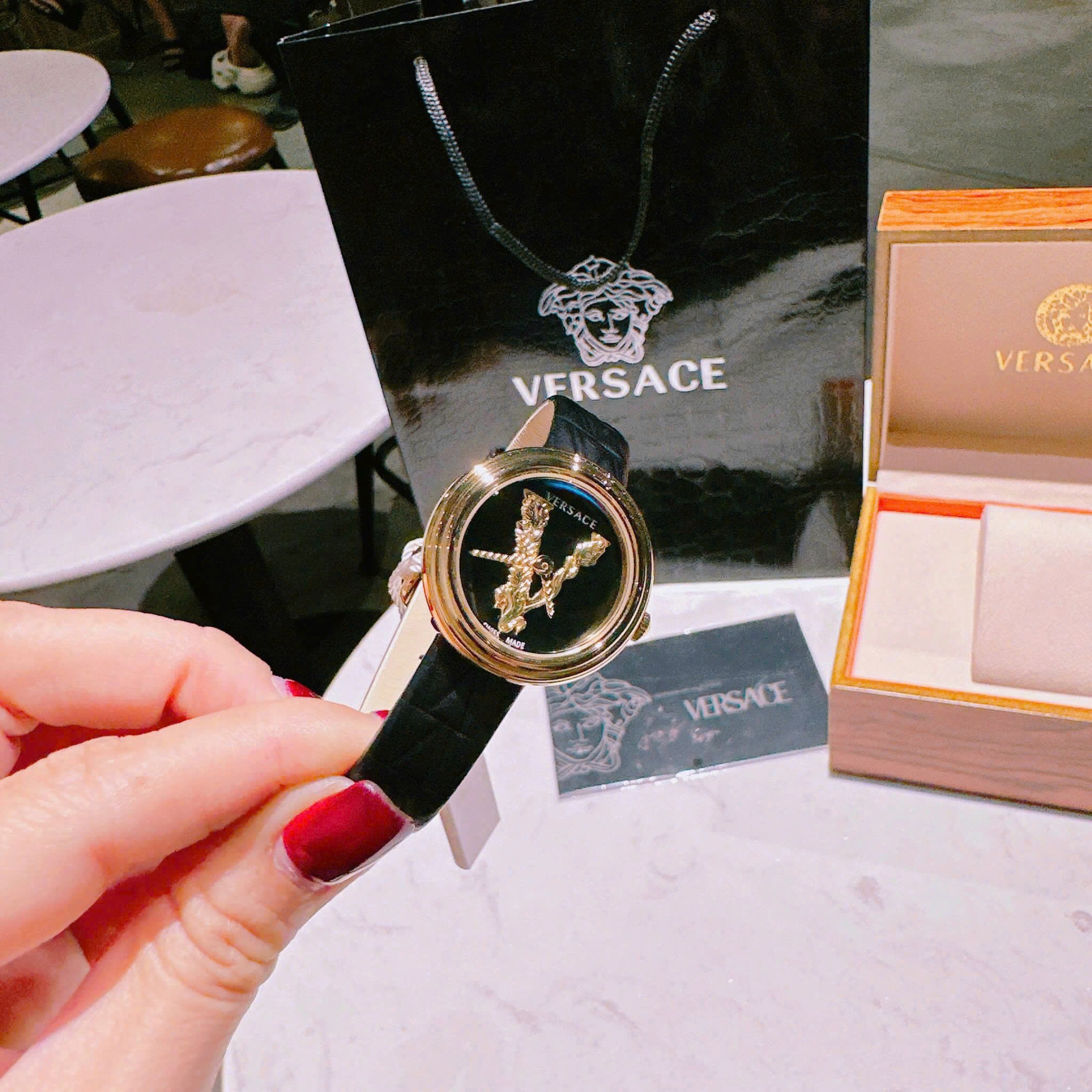 Đồng Hồ Versace Virtus Mini |Nữ Giới |Vàng Gold |Dây Da Màu Đen |Máy Pin (Quartz) |Size 28mm |donghogiatot.vn