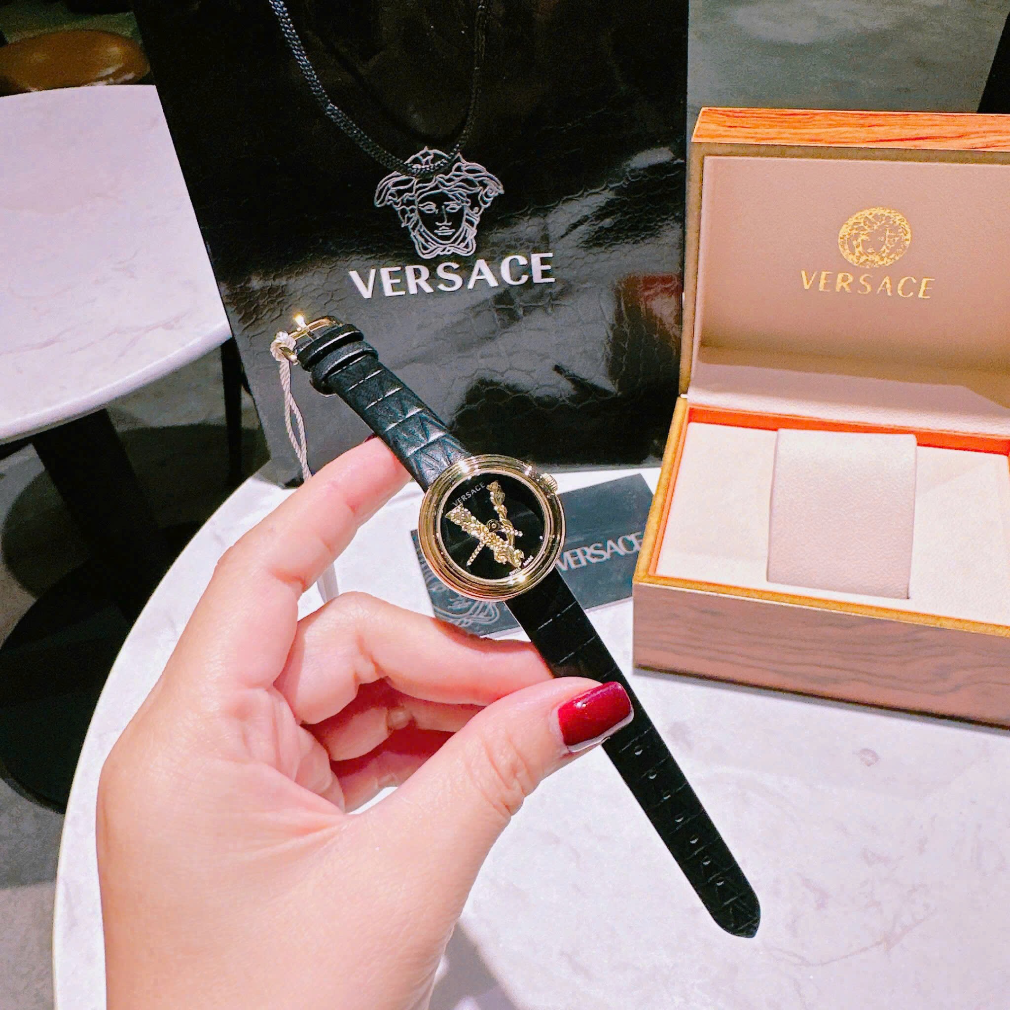 Đồng Hồ Versace Virtus Mini |Nữ Giới |Vàng Gold |Dây Da Màu Đen |Máy Pin (Quartz) |Size 28mm |donghogiatot.vn