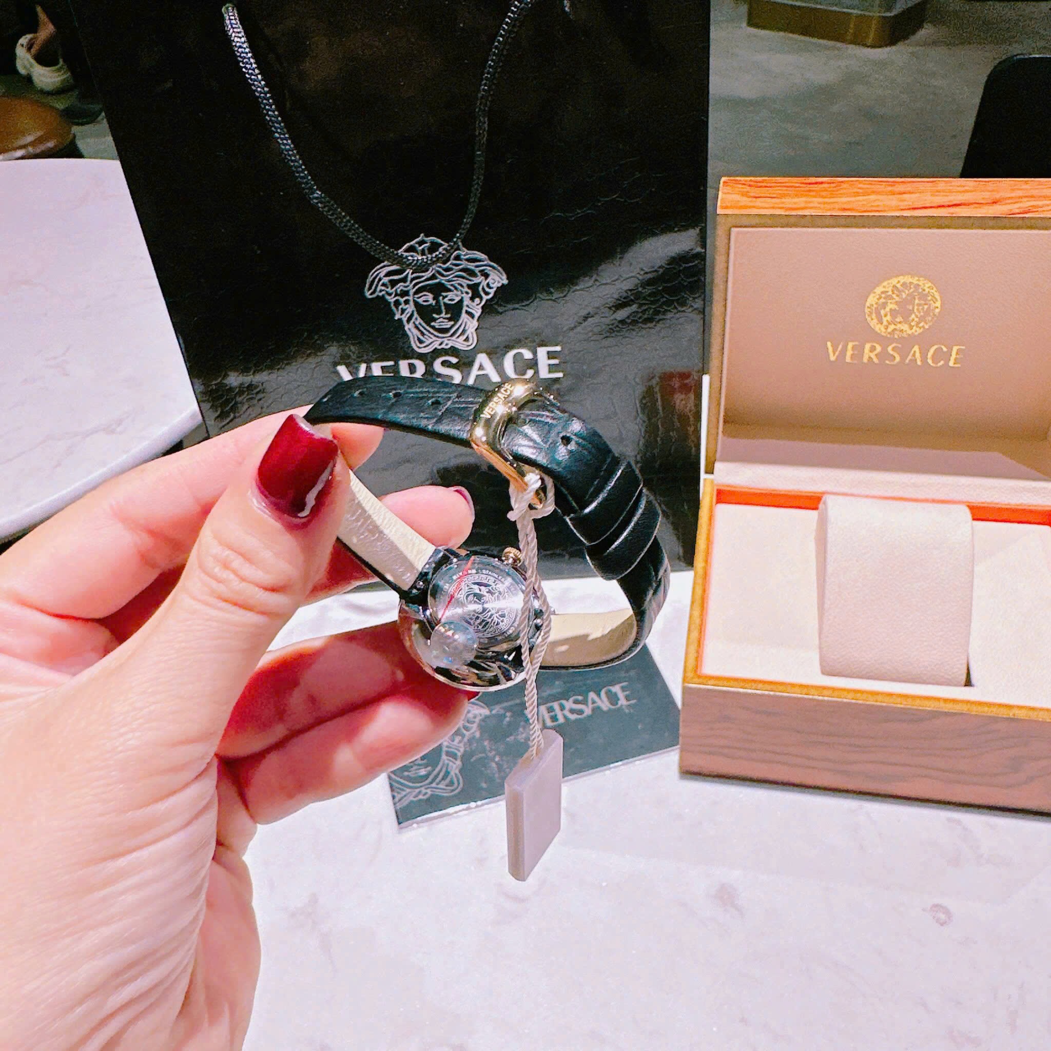 Đồng Hồ Versace Virtus Mini |Nữ Giới |Vàng Gold |Dây Da Màu Đen |Máy Pin (Quartz) |Size 28mm |donghogiatot.vn