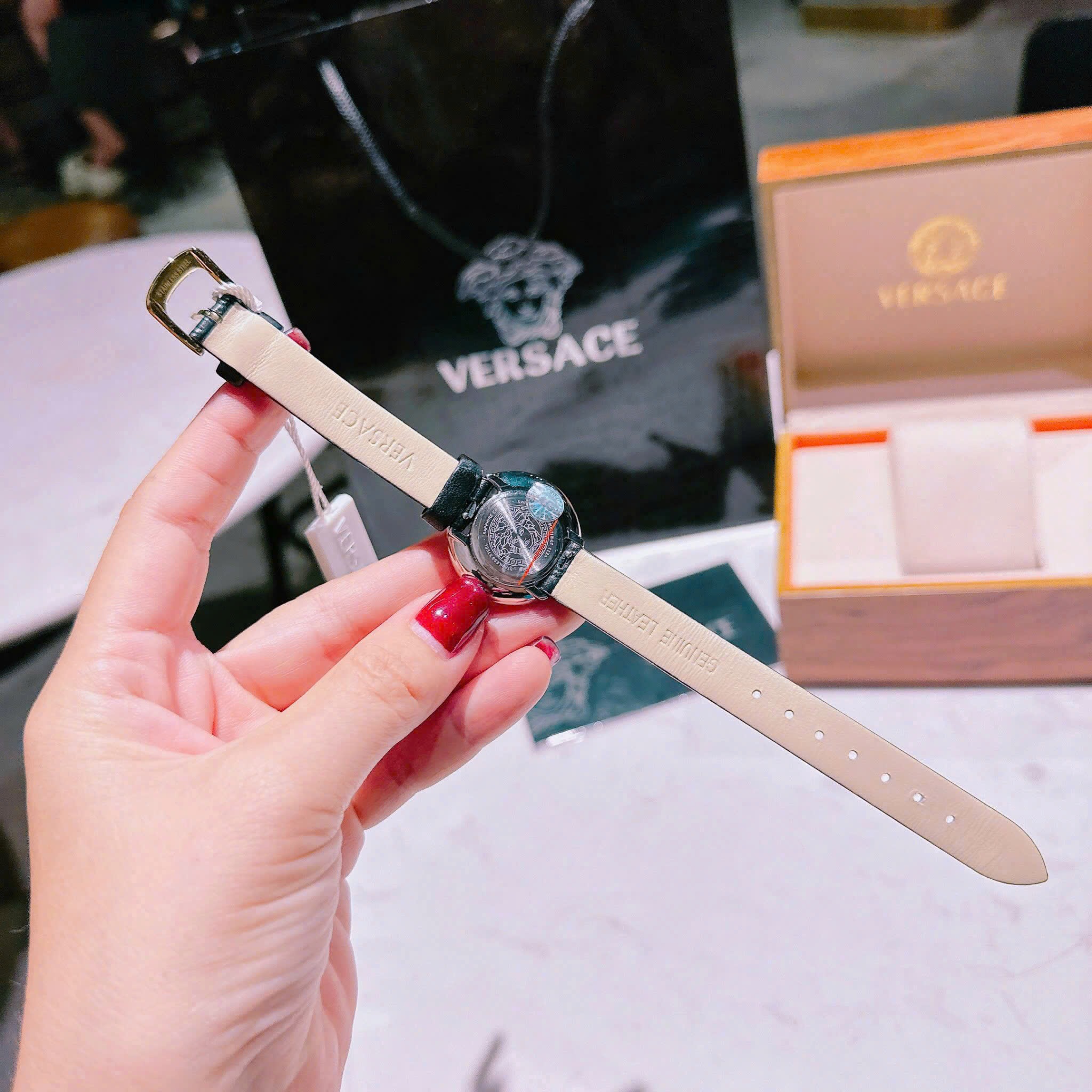 Đồng Hồ Versace Virtus Mini |Nữ Giới |Vàng Gold |Dây Da Màu Đen |Máy Pin (Quartz) |Size 28mm |donghogiatot.vn