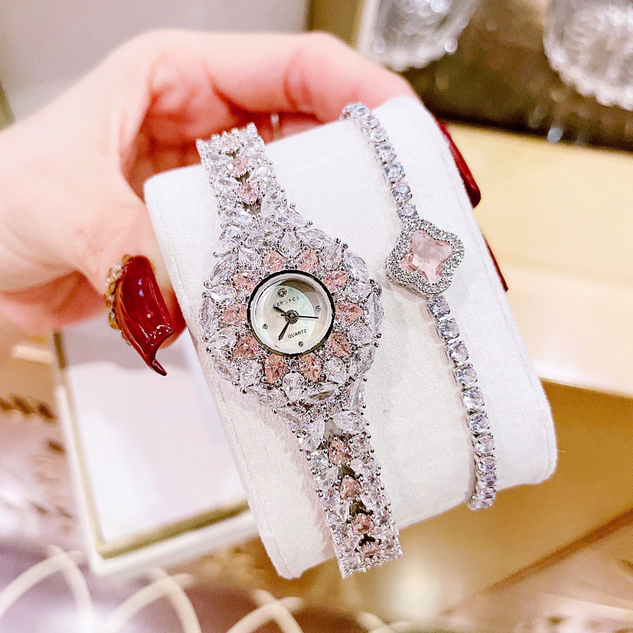 Đồng Hồ Versace Mặt Đính Đá Hồng |Nữ Giới |Bông Hoa |Vòng Tay Silver |Máy Pin (Quartz) |Size 33mm |donghogiatot.vn