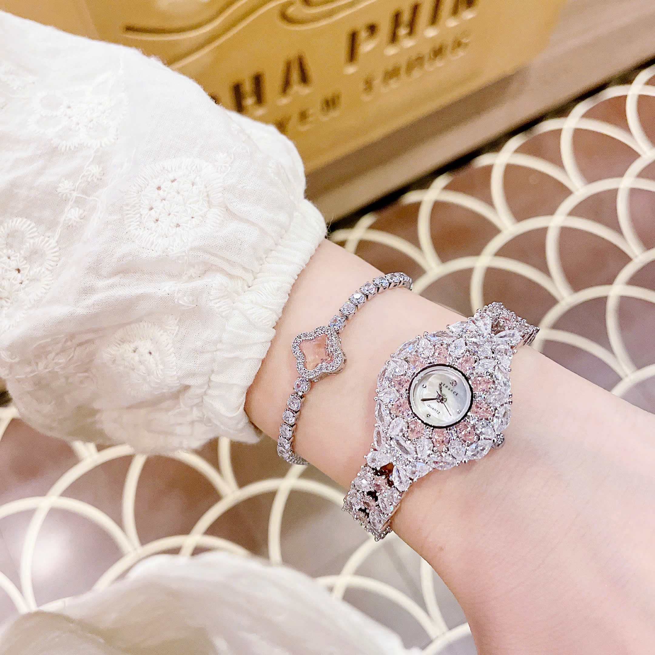 Đồng Hồ Versace Mặt Đính Đá Hồng |Nữ Giới |Bông Hoa |Vòng Tay Silver |Máy Pin (Quartz) |Size 33mm |donghogiatot.vn