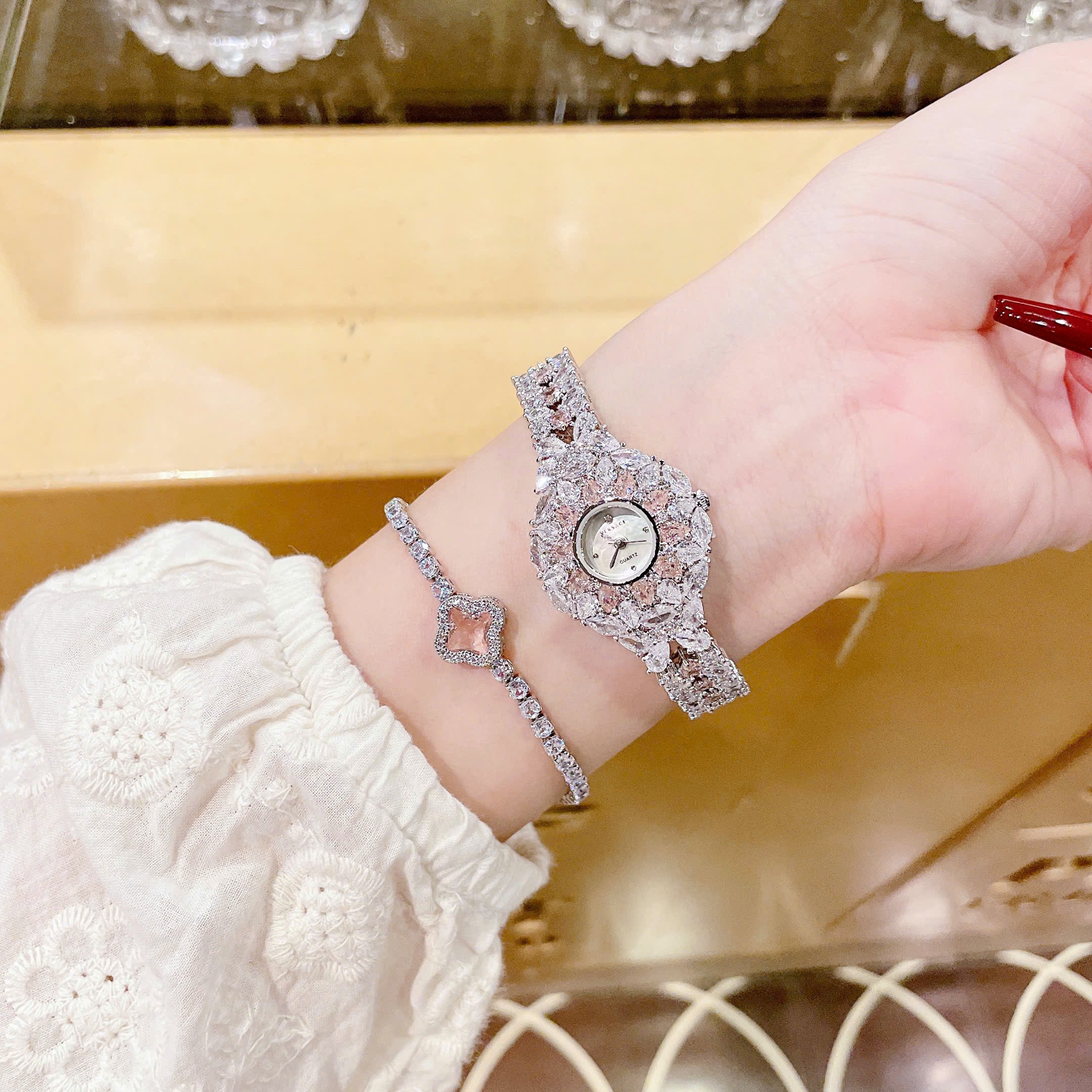 Đồng Hồ Versace Mặt Đính Đá Hồng |Nữ Giới |Bông Hoa |Vòng Tay Silver |Máy Pin (Quartz) |Size 33mm |donghogiatot.vn