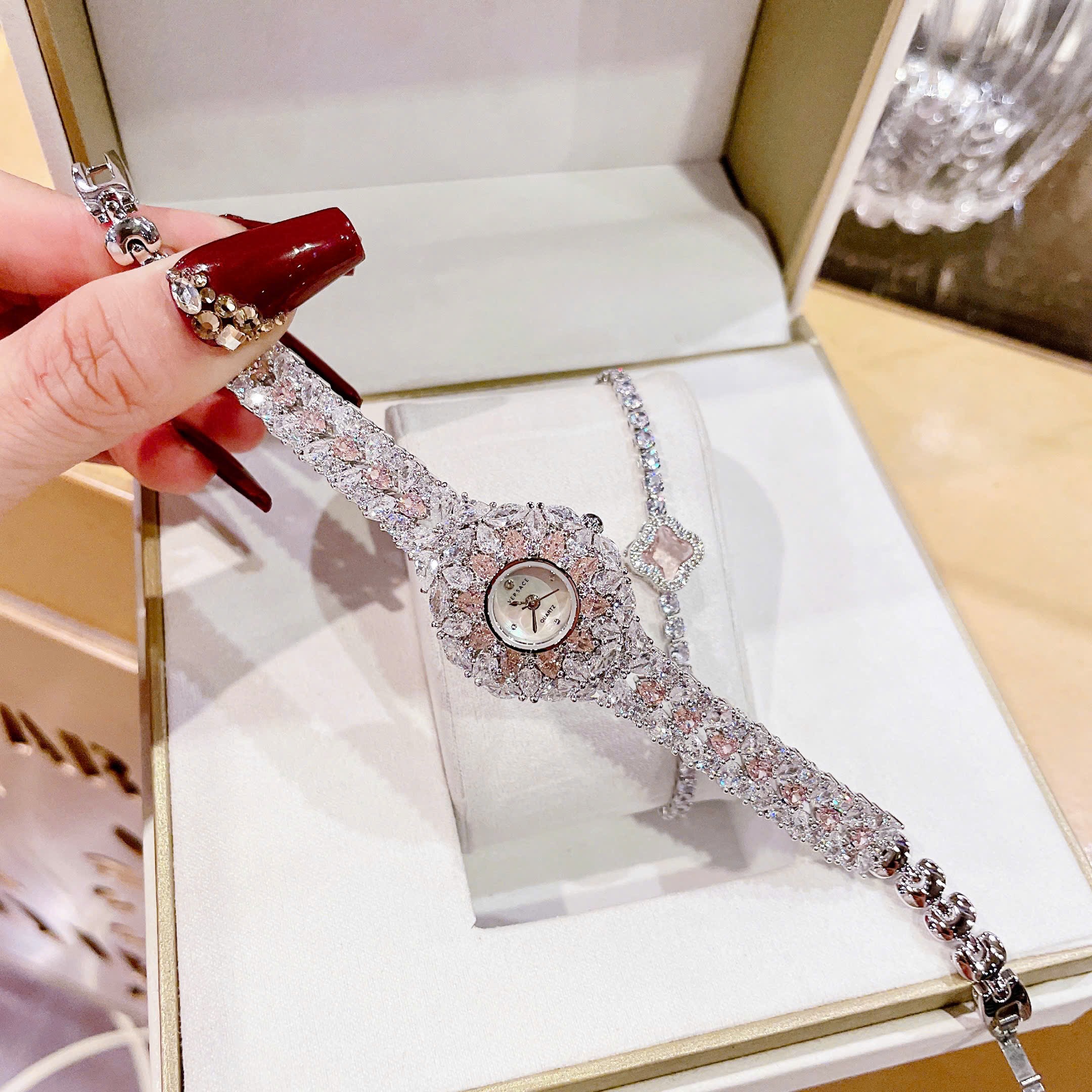 Đồng Hồ Versace Mặt Đính Đá Hồng |Nữ Giới |Bông Hoa |Vòng Tay Silver |Máy Pin (Quartz) |Size 33mm |donghogiatot.vn