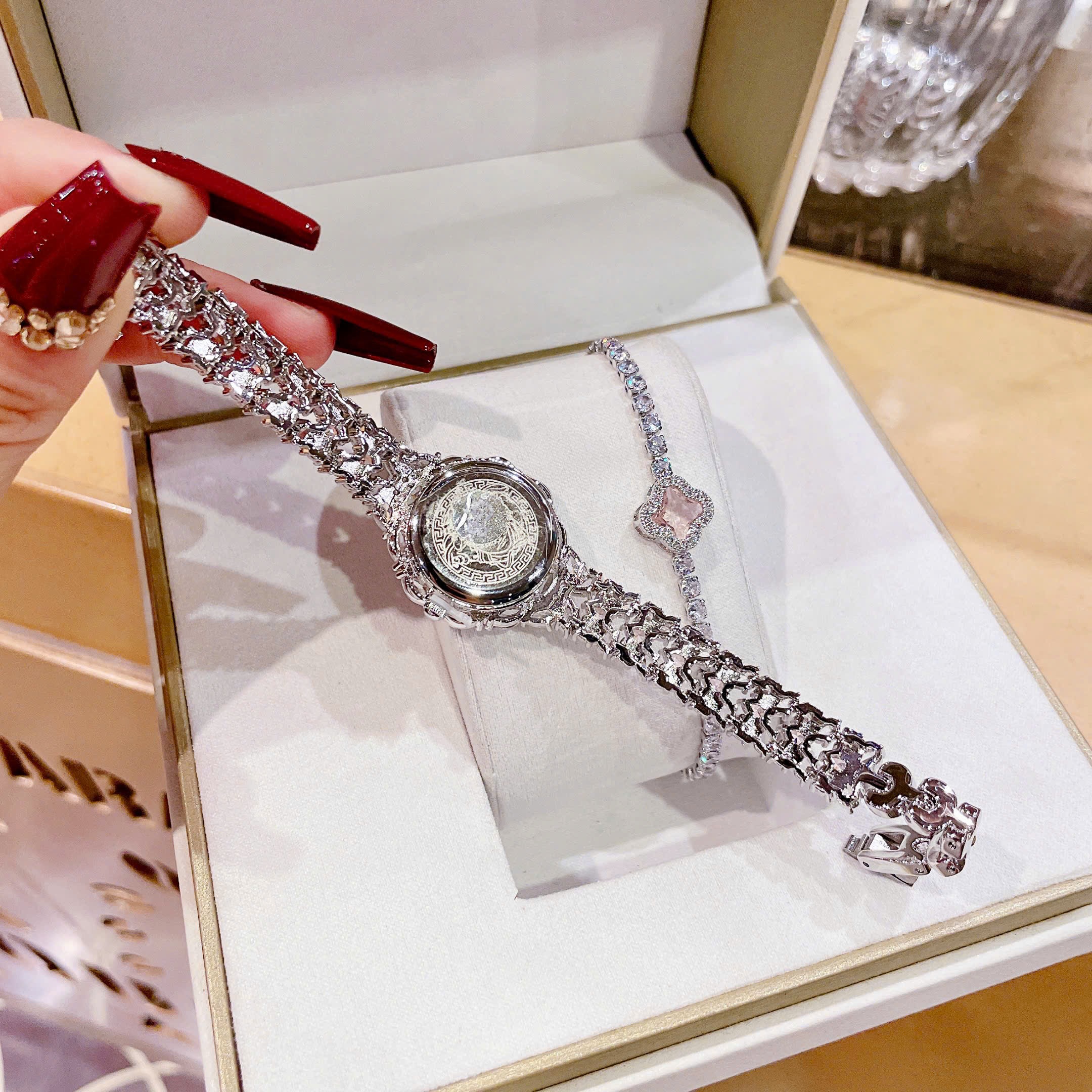 Đồng Hồ Versace Mặt Đính Đá Hồng |Nữ Giới |Bông Hoa |Vòng Tay Silver |Máy Pin (Quartz) |Size 33mm |donghogiatot.vn