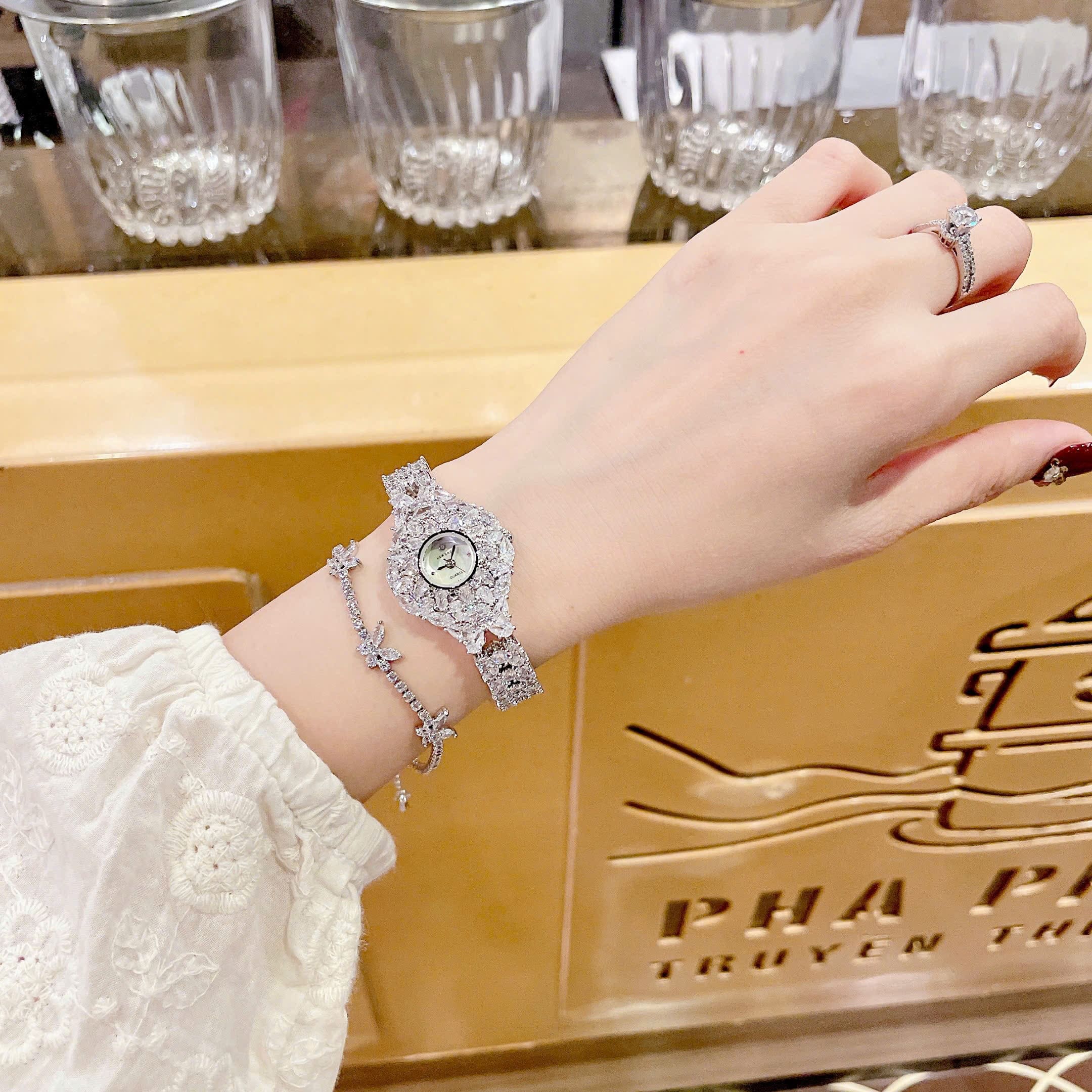 Đồng Hồ Versace Mặt Đính Pha Lê |Nữ Giới |Bông Hoa |Vòng Tay Silver |Máy Pin (Quartz) |Size 33mm |donghogiatot.vn