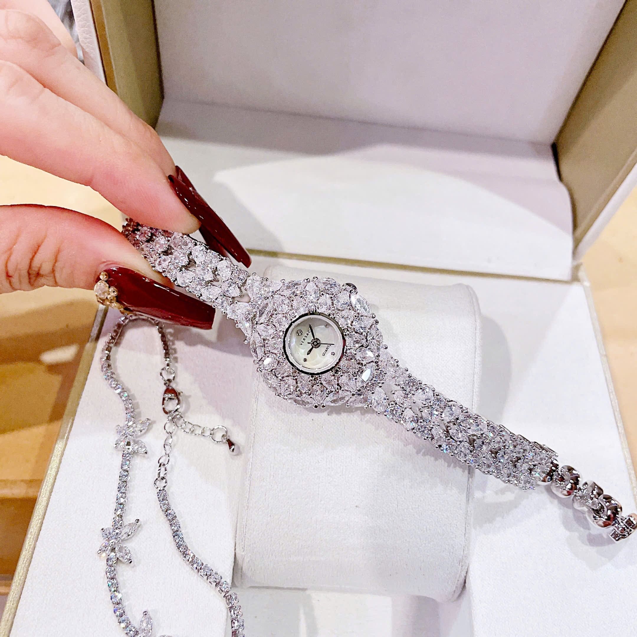 Đồng Hồ Versace Mặt Đính Pha Lê |Nữ Giới |Bông Hoa |Vòng Tay Silver |Máy Pin (Quartz) |Size 33mm |donghogiatot.vn