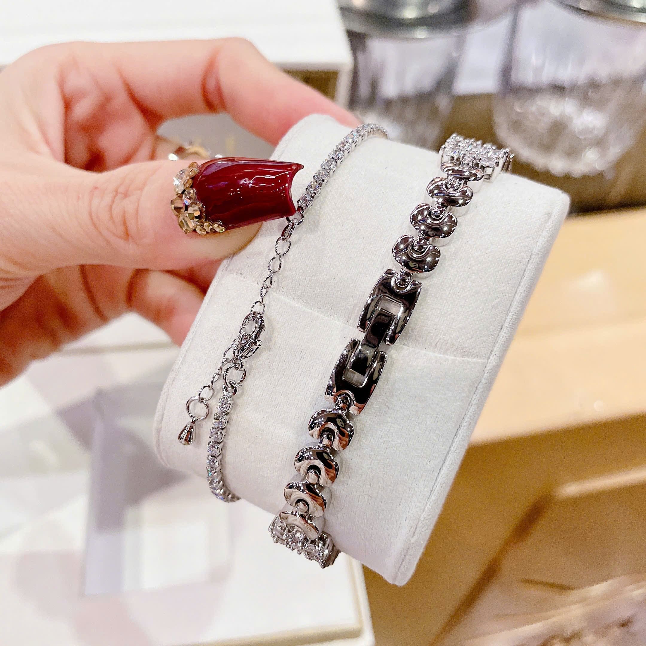 Đồng Hồ Versace Mặt Đính Pha Lê |Nữ Giới |Bông Hoa |Vòng Tay Silver |Máy Pin (Quartz) |Size 33mm |donghogiatot.vn