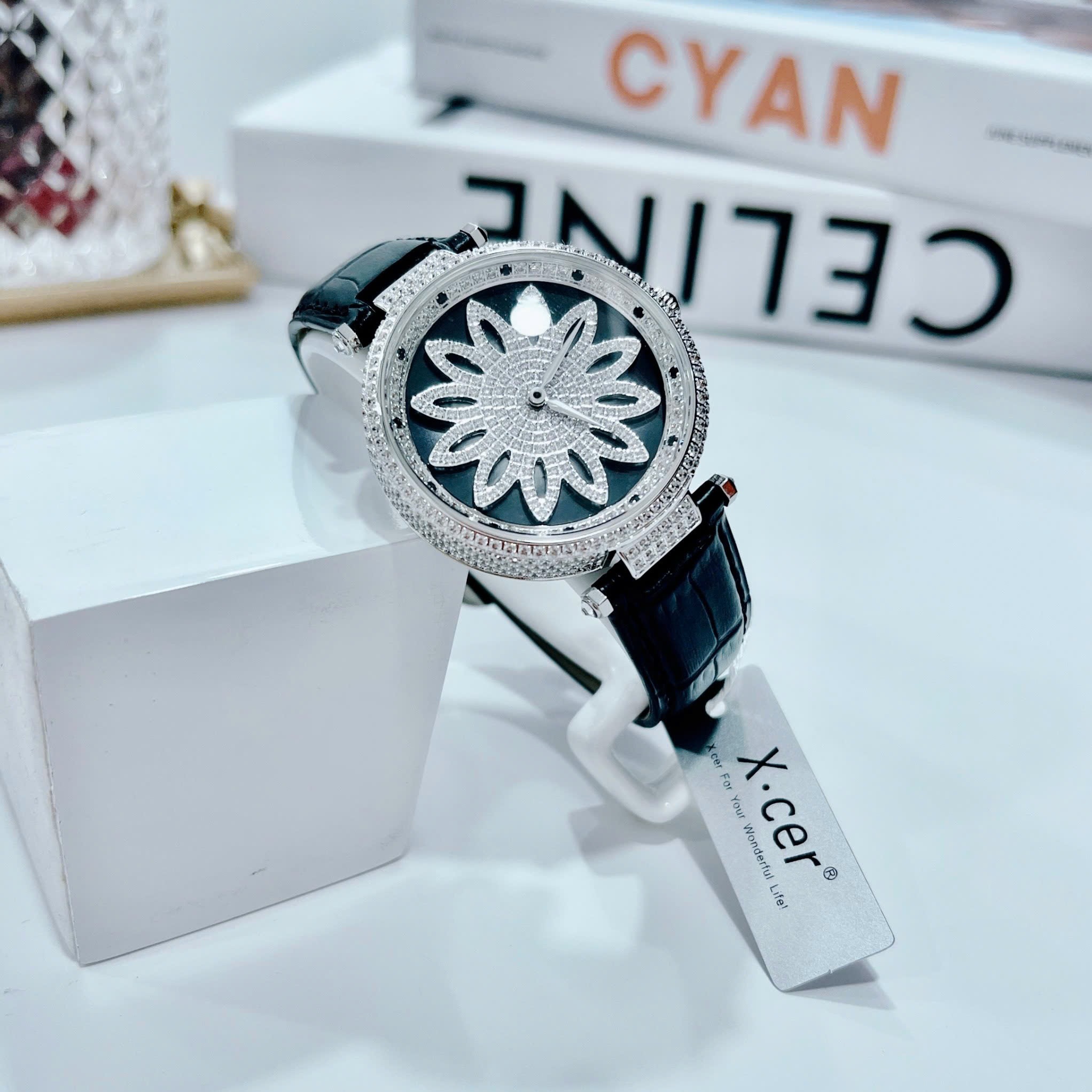 Đồng Hồ Xcer Bông Hoa Xoay |Nữ Giới |Đính Đá |Silver |Dây Da Màu Đen |Máy Pin (Quartz) |Size 39mm |donghogiatot.vn