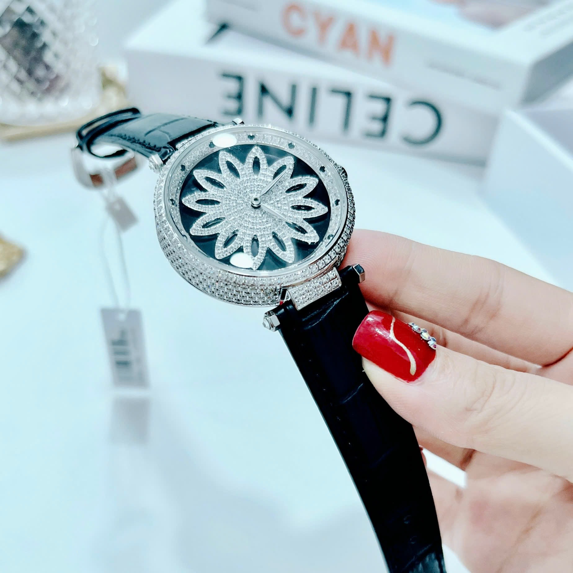 Đồng Hồ Xcer Bông Hoa Xoay |Nữ Giới |Đính Đá |Silver |Dây Da Màu Đen |Máy Pin (Quartz) |Size 39mm |donghogiatot.vn