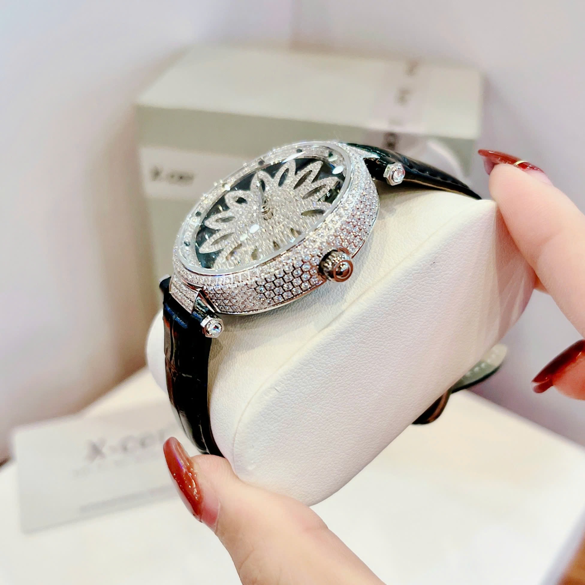 Đồng Hồ Xcer Bông Hoa Xoay |Nữ Giới |Đính Đá |Silver |Dây Da Màu Đen |Máy Pin (Quartz) |Size 39mm |donghogiatot.vn