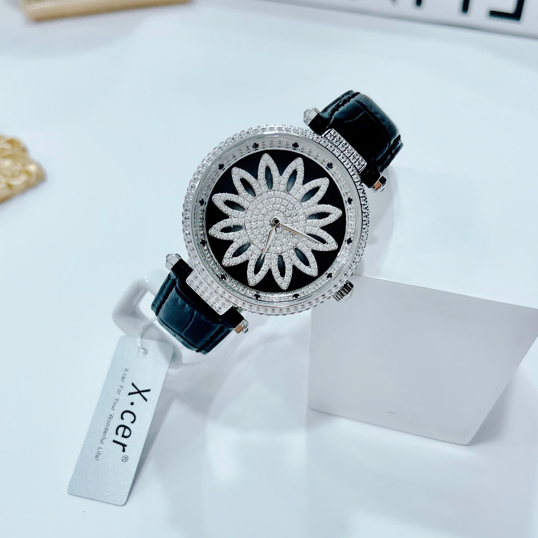 Đồng Hồ Xcer Bông Hoa Xoay |Nữ Giới |Đính Đá |Silver |Dây Da Màu Đen |Máy Pin (Quartz) |Size 39mm |donghogiatot.vn