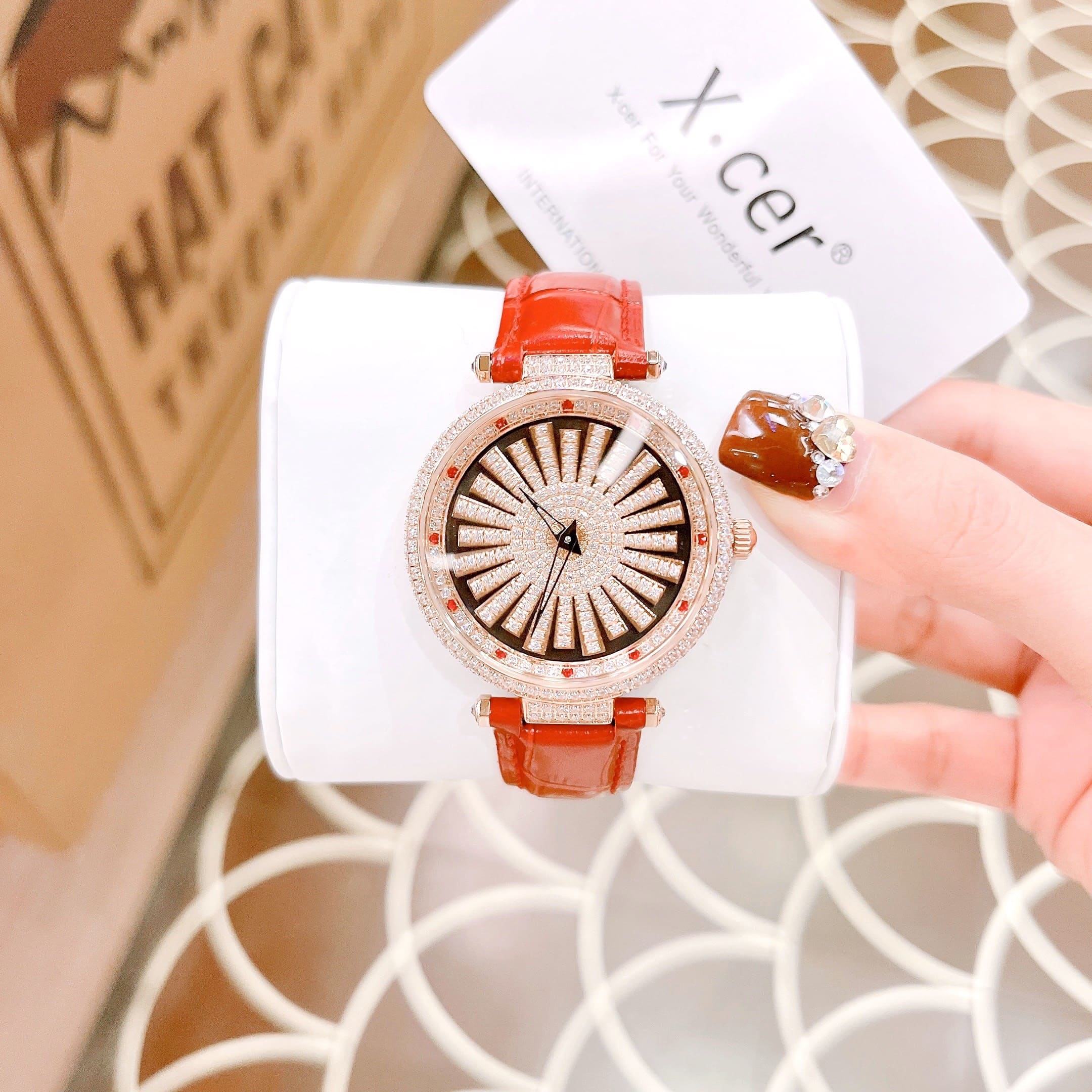 Đồng Hồ Xcer Bông Tuyết Xoay |Nữ Giới |Full Đá |Rose Gold |Dây Da Màu Đỏ |Pin (Máy Quartz) |Size 35mm |donghogiatot.vn