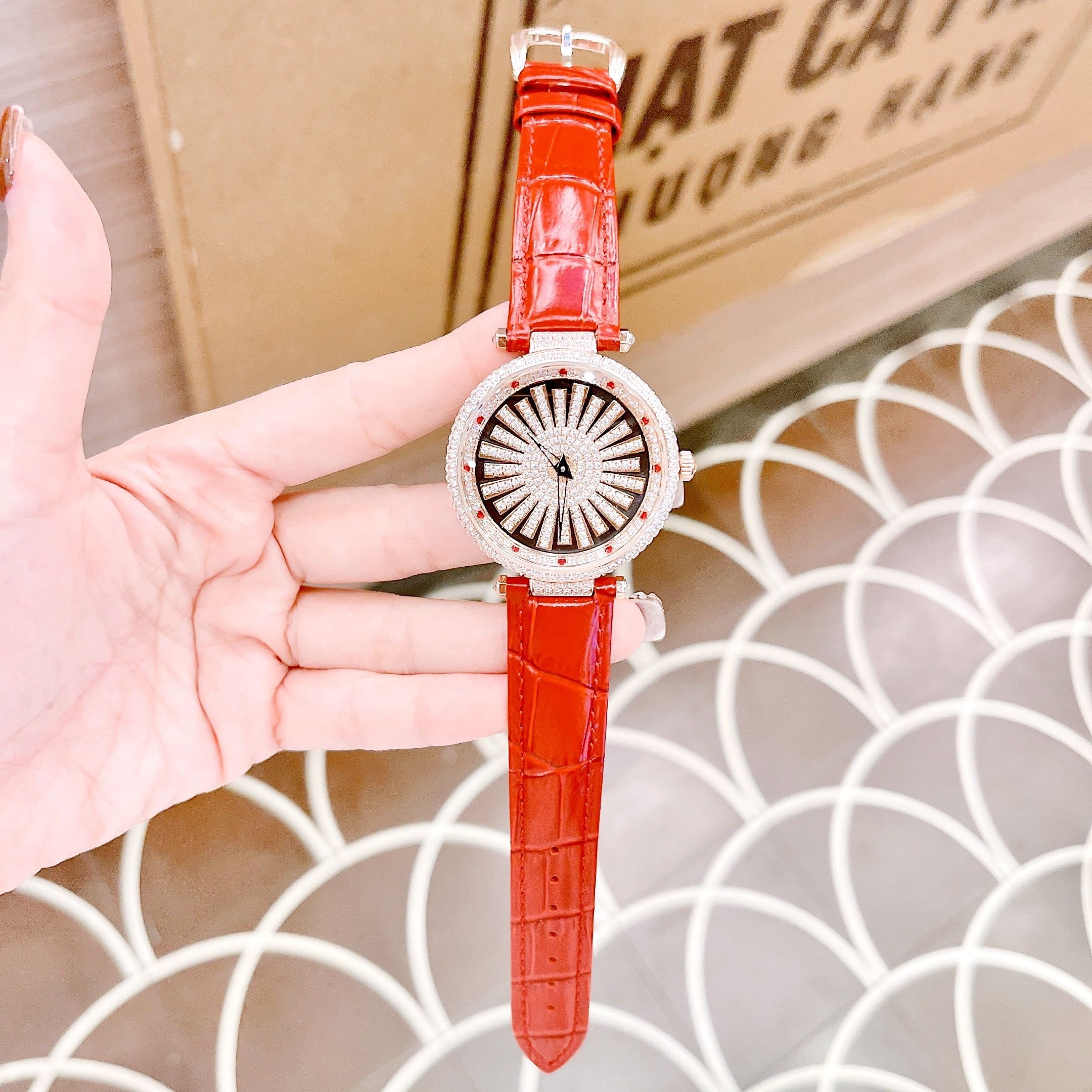 Đồng Hồ Xcer Bông Tuyết Xoay |Nữ Giới |Full Đá |Rose Gold |Dây Da Màu Đỏ |Pin (Máy Quartz) |Size 35mm |donghogiatot.vn