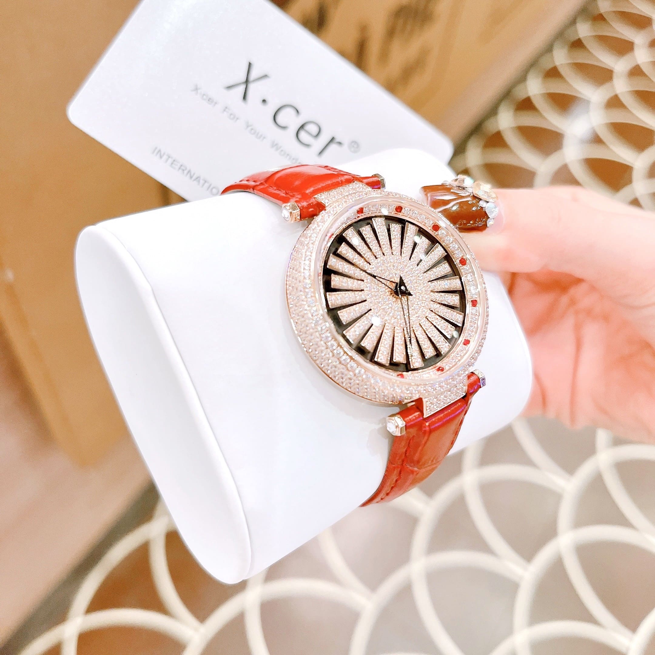Đồng Hồ Xcer Bông Tuyết Xoay |Nữ Giới |Full Đá |Rose Gold |Dây Da Màu Đỏ |Pin (Máy Quartz) |Size 35mm |donghogiatot.vn