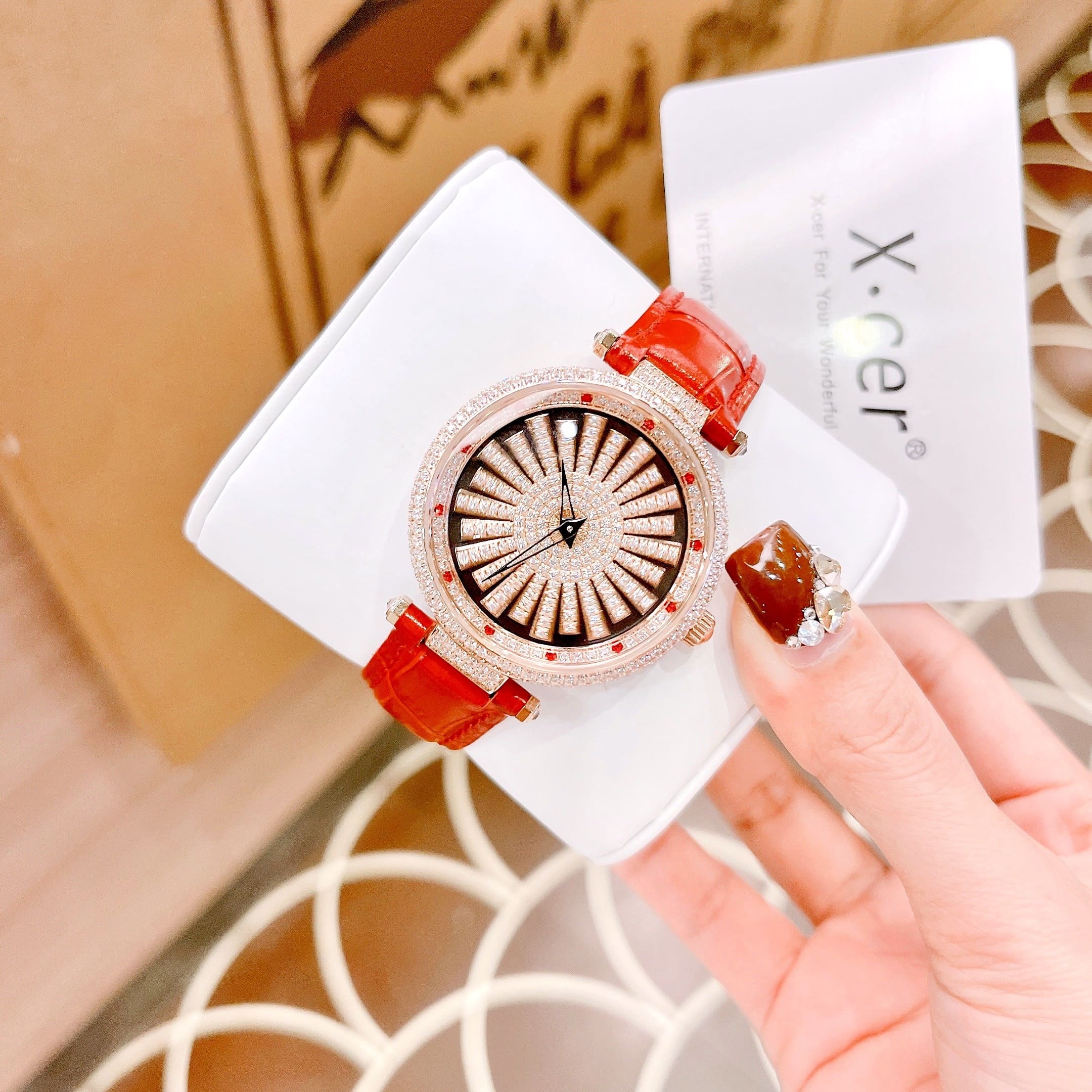 Đồng Hồ Xcer Bông Tuyết Xoay |Nữ Giới |Full Đá |Rose Gold |Dây Da Màu Đỏ |Pin (Máy Quartz) |Size 35mm |donghogiatot.vn