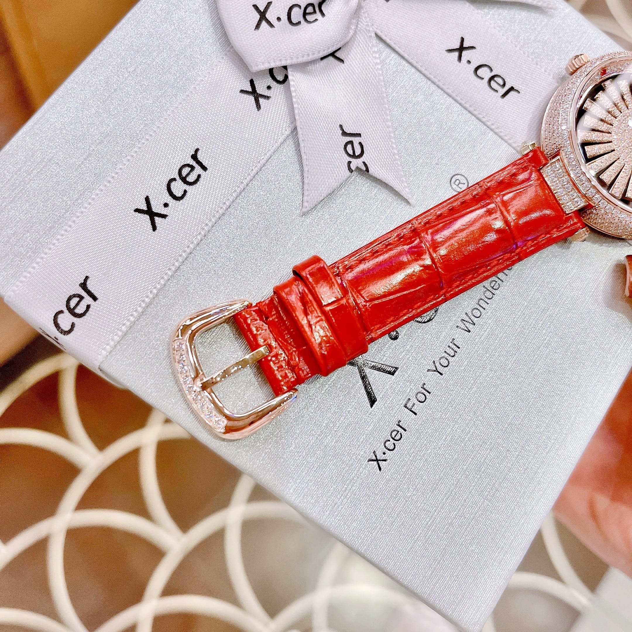 Đồng Hồ Xcer Bông Tuyết Xoay |Nữ Giới |Full Đá |Rose Gold |Dây Da Màu Đỏ |Pin (Máy Quartz) |Size 35mm |donghogiatot.vn
