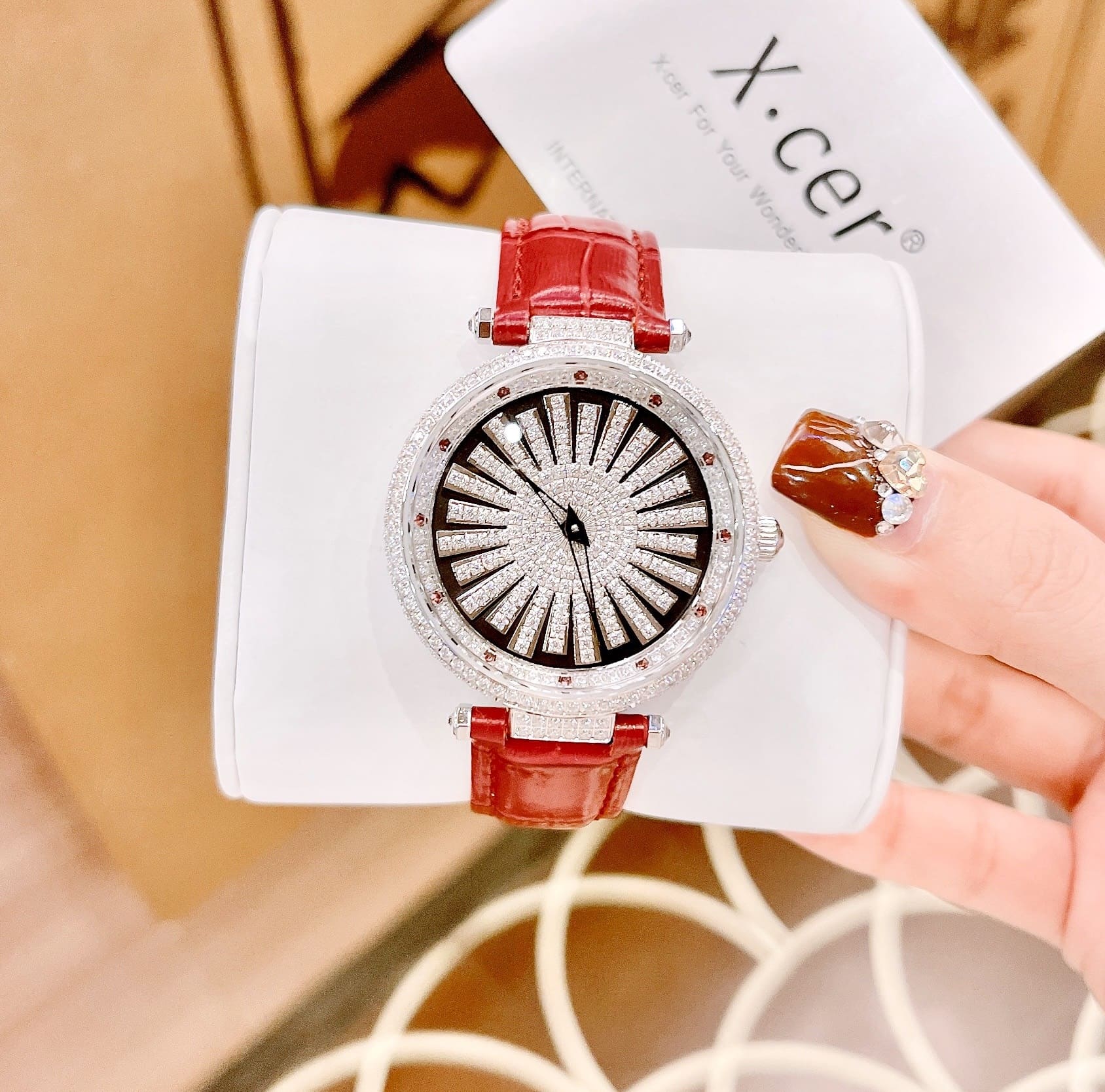 Đồng Hồ Xcer Bông Tuyết Xoay |Nữ Giới |Full Đá |Silver |Dây Da Màu Đỏ |Pin (Máy Quartz) |Size 35mm |donghogiatot.vn