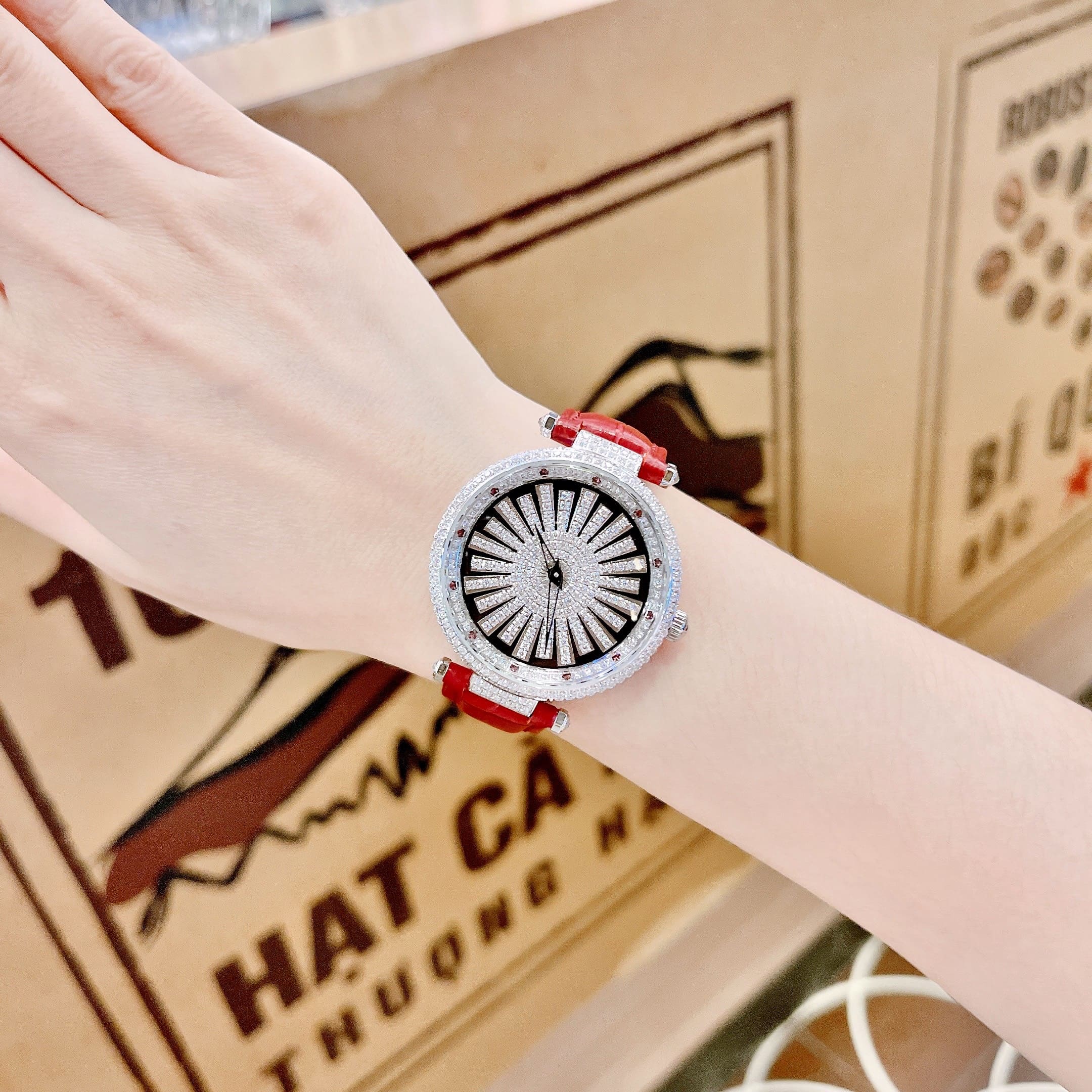 Đồng Hồ Xcer Bông Tuyết Xoay |Nữ Giới |Full Đá |Silver |Dây Da Màu Đỏ |Pin (Máy Quartz) |Size 35mm |donghogiatot.vn