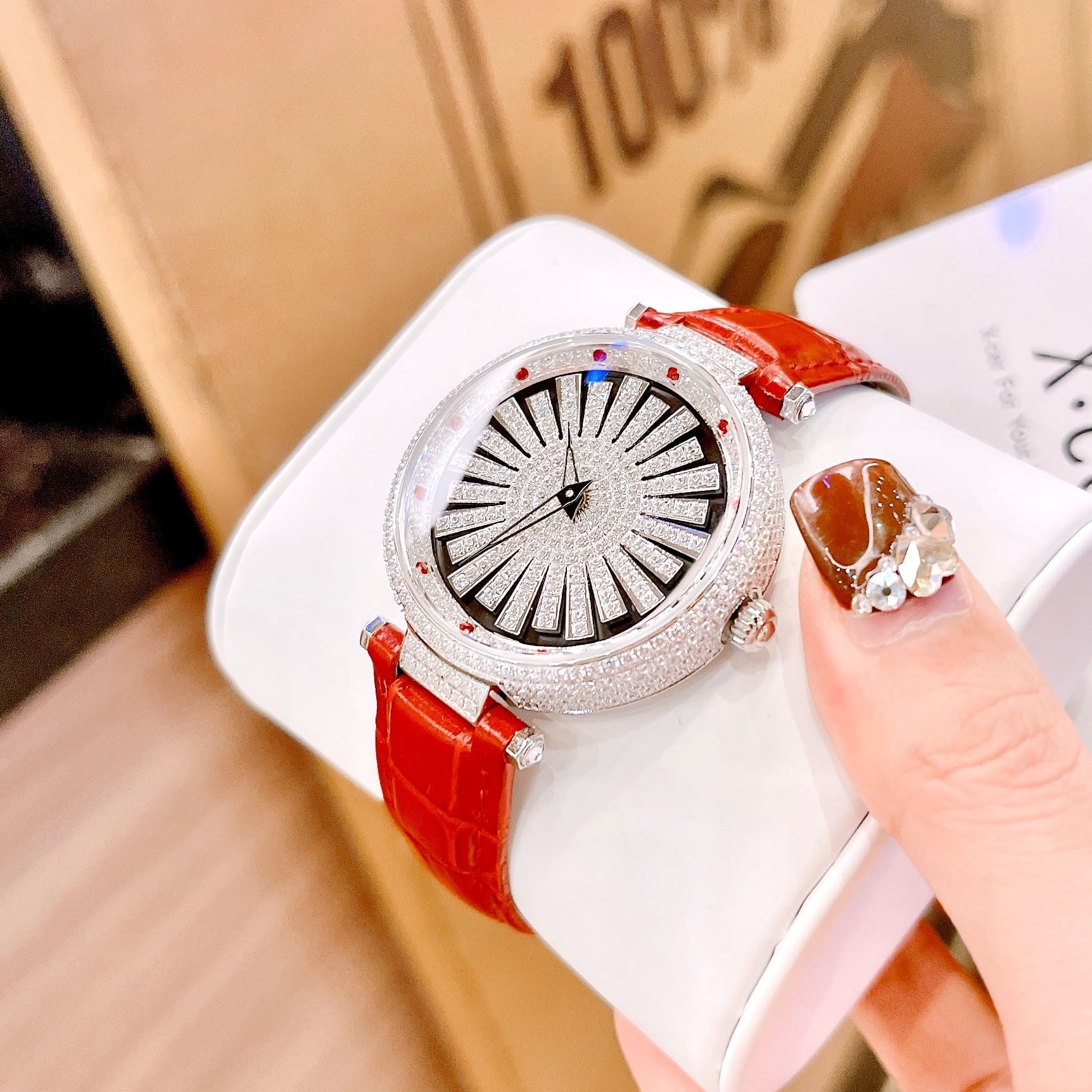 Đồng Hồ Xcer Bông Tuyết Xoay |Nữ Giới |Full Đá |Silver |Dây Da Màu Đỏ |Pin (Máy Quartz) |Size 35mm |donghogiatot.vn