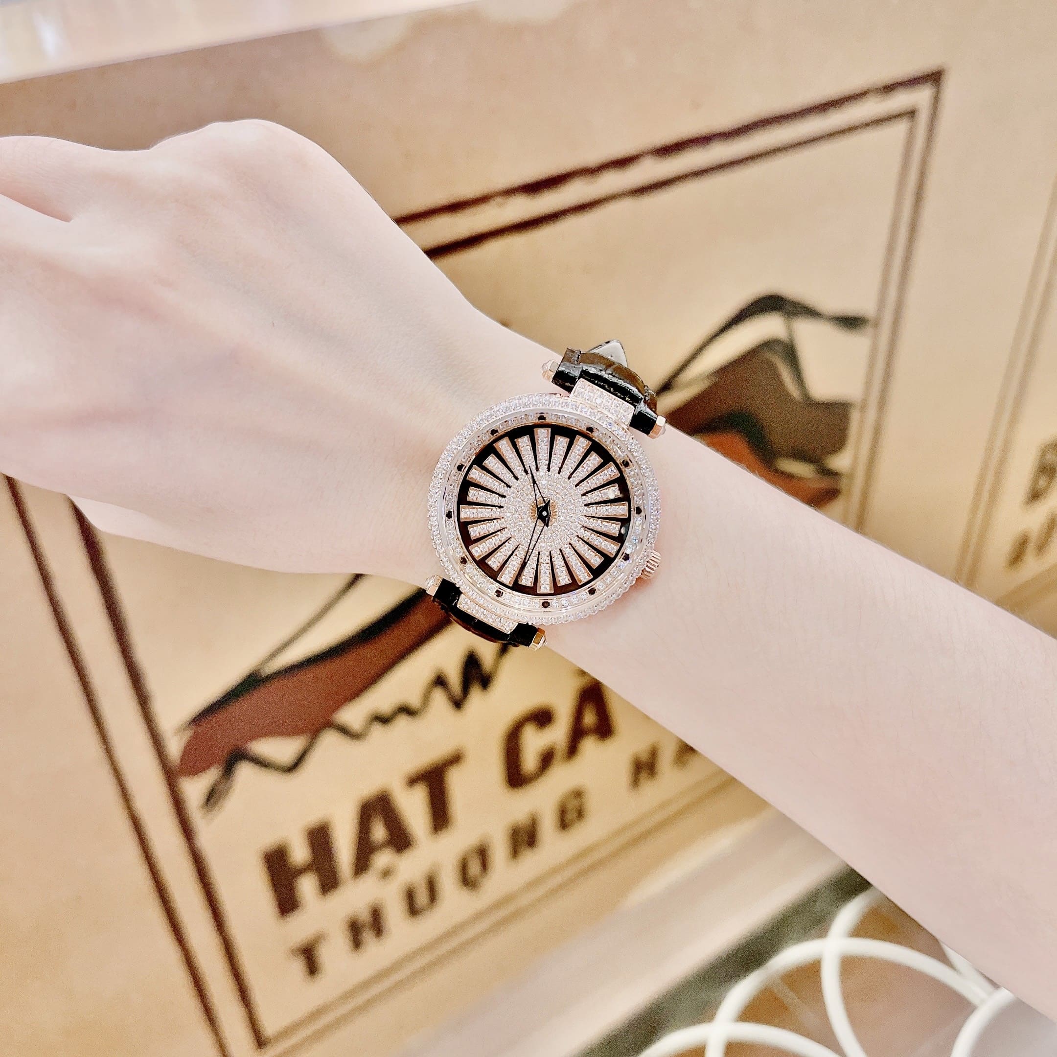 Đồng Hồ Xcer Cánh Hoa Xoay |Nữ Giới |Đính Đá |Rose Gold |Dây Da Màu Đen |Pin (Máy Quartz) |Size 35mm |donghogiatot.vn