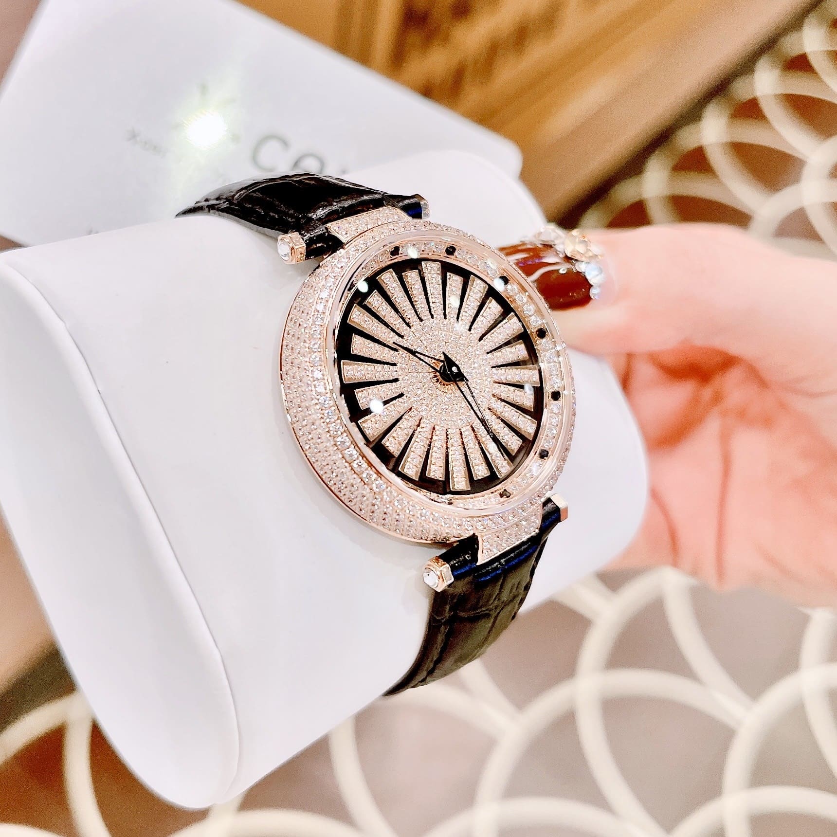 Đồng Hồ Xcer Cánh Hoa Xoay |Nữ Giới |Đính Đá |Rose Gold |Dây Da Màu Đen |Pin (Máy Quartz) |Size 35mm |donghogiatot.vn